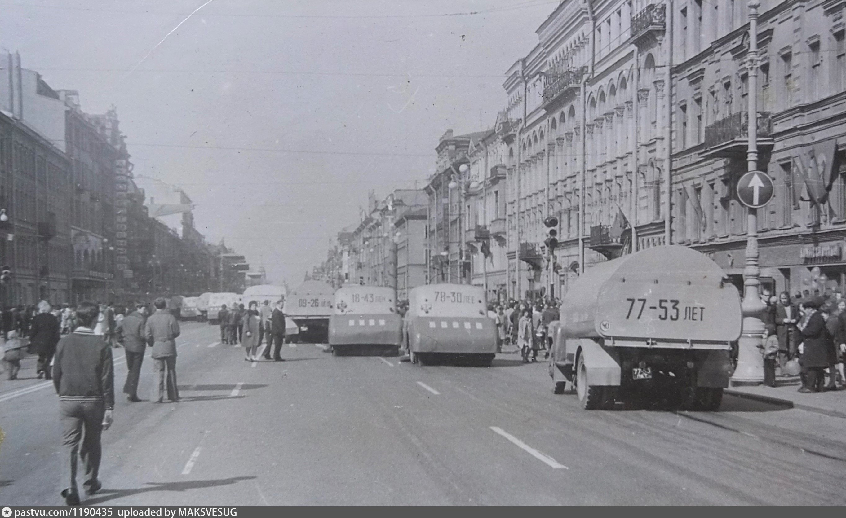 После пр. Невский проспект 1975. Невский проспект 9 мая 1975 года. Невский проспект 1 мая 1993. Санкт-Петербург Невский проспект 9 мая 1975г.