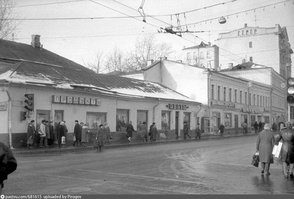 Пятницкая улица в 1983 году фото. Старые фото Климентовского переулка. Старые фото дома 14 по Пятницкой улице. СССР Москва магазин обуви на Пятницкой улице.