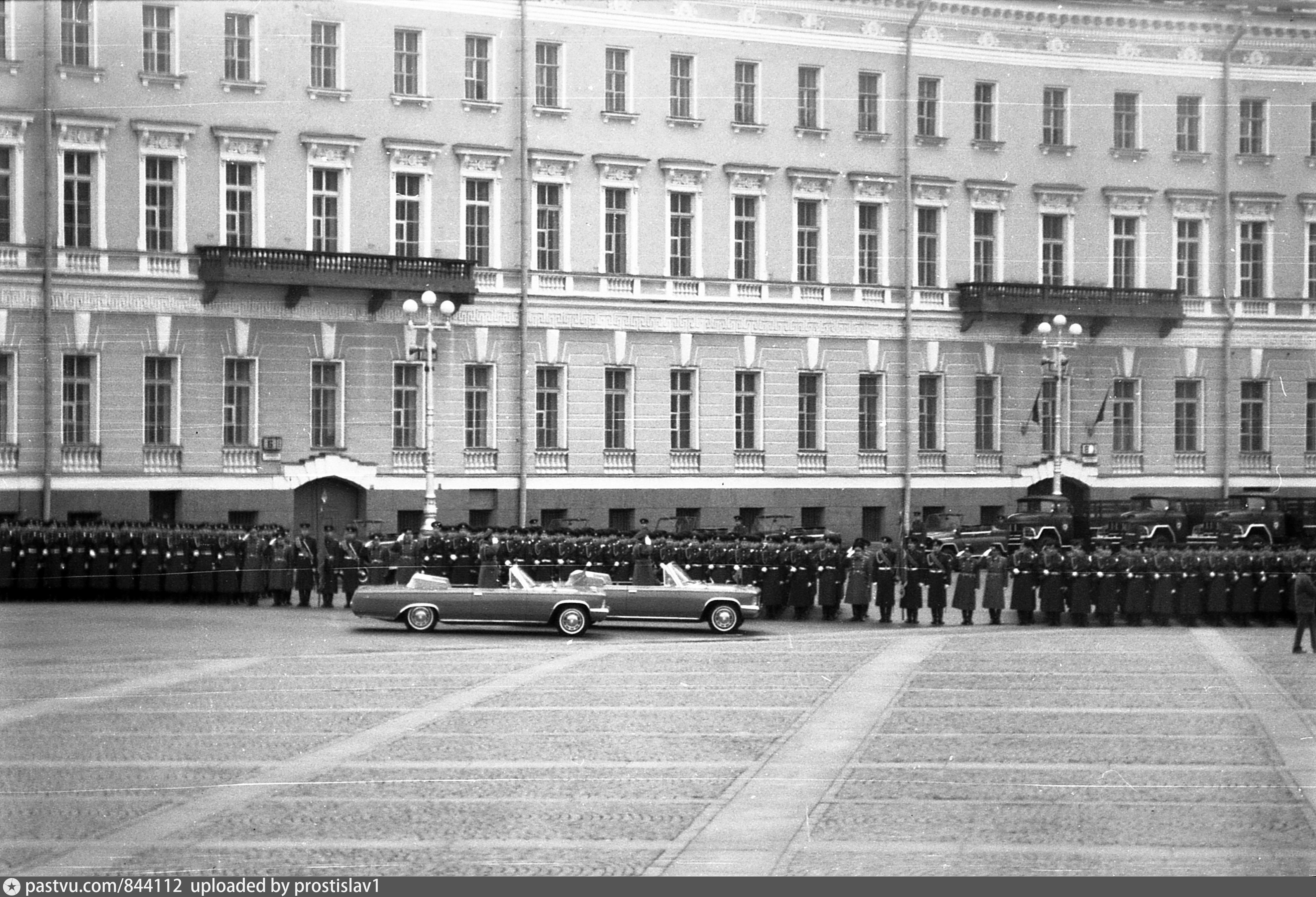 7 ноября петербург. Парад на Дворцовой площади в Ленинграде в 1977 году. Парад на Дворцовой площади 1988. Военный парад на Дворцовой площади 7 ноября 1981 года. Парад 7 ноября 1977 года в Ленинграде на Дворцовой площади.