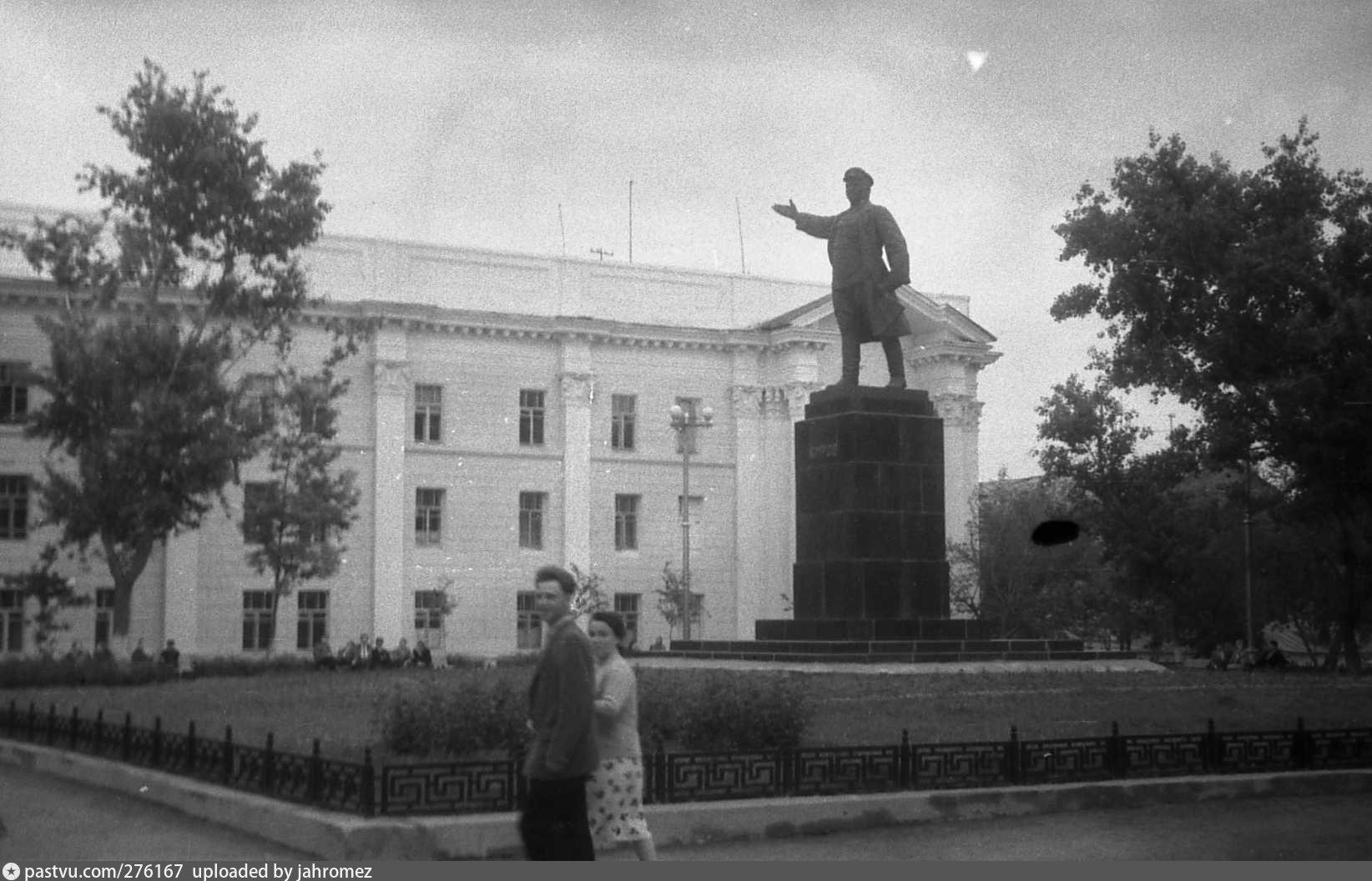 Памятник Кирову в Ташкенте. Памятник Кирову в Колпино. Памятник Кирову Киров ЦУМ. Памятник Кирову (Элиста).