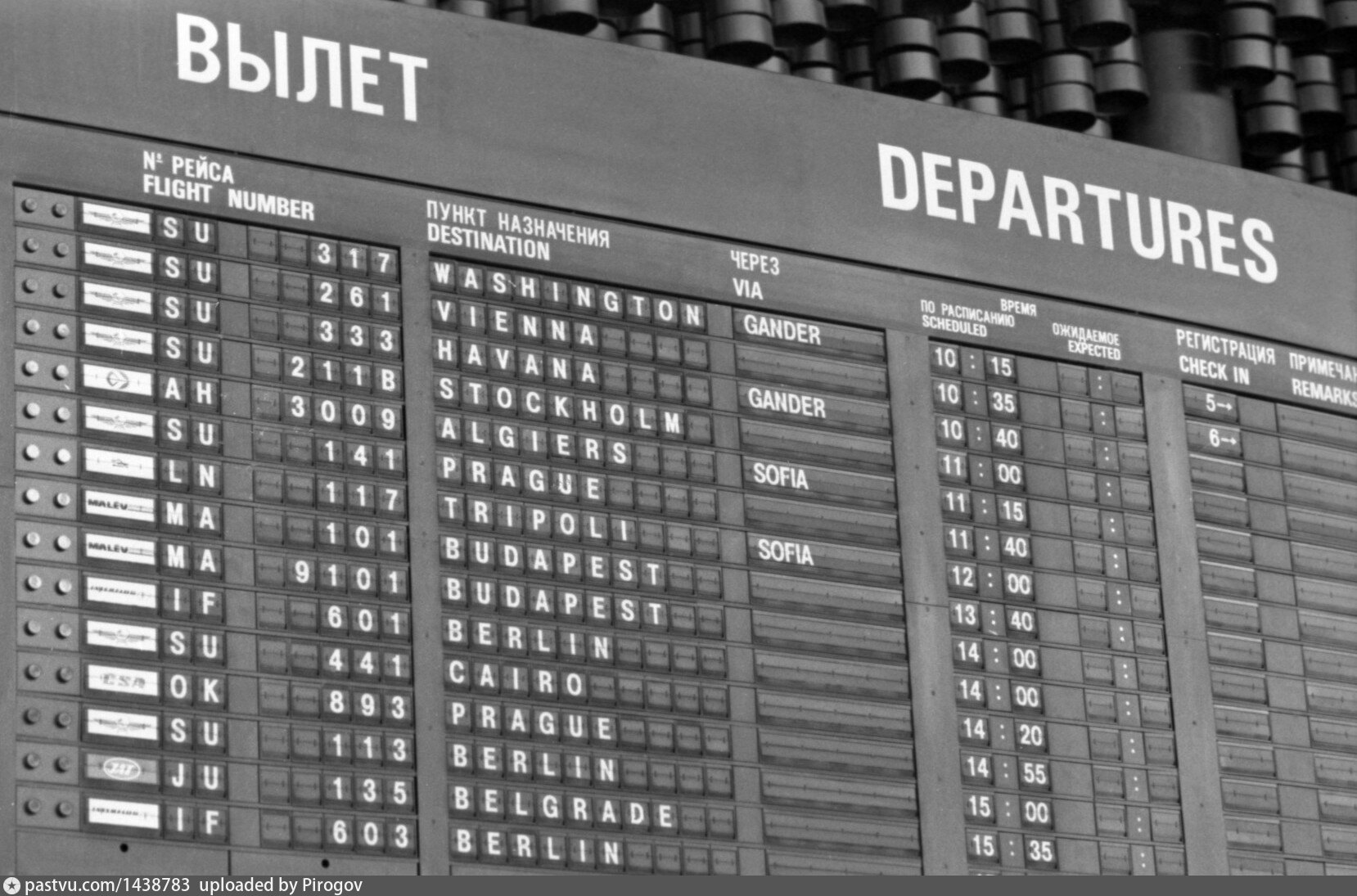 Табло шереметьево хабаровск москва. Шереметьево аэропорт расписание. Табло Шереметьево. Информационное табло в аэропорту. Старое табло в аэропорту.