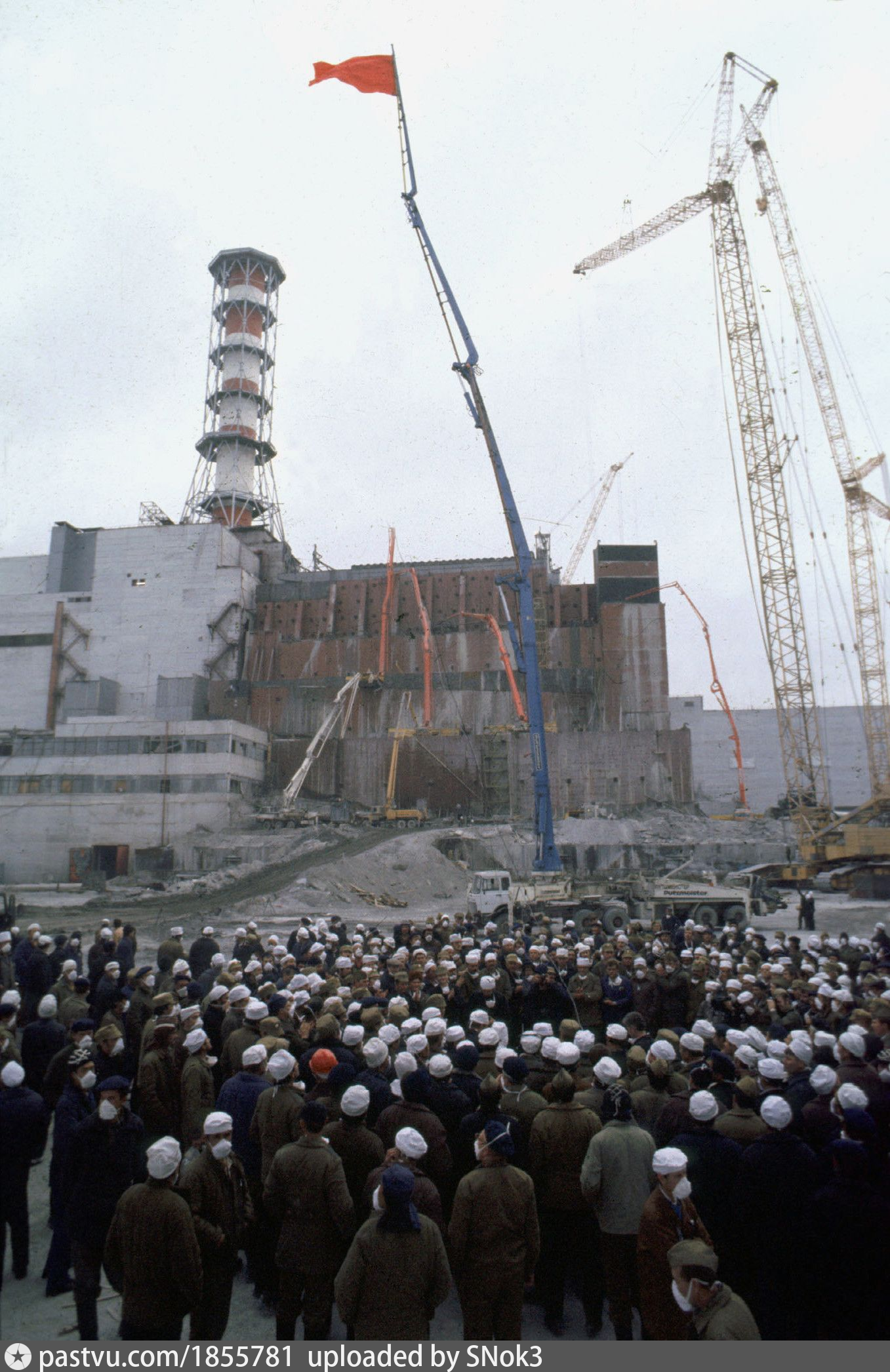 Саркофаг строительство. Саркофаг на Чернобыльской АЭС 1986. Саркофаг ЧАЭС 1986. Первый саркофаг Чернобыльской АЭС. ЧАЭС 1986 стройка саркофага.