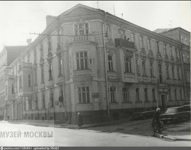 Переулок Сивцев Вражек, д. 3. Вид на главный и боковой фасады