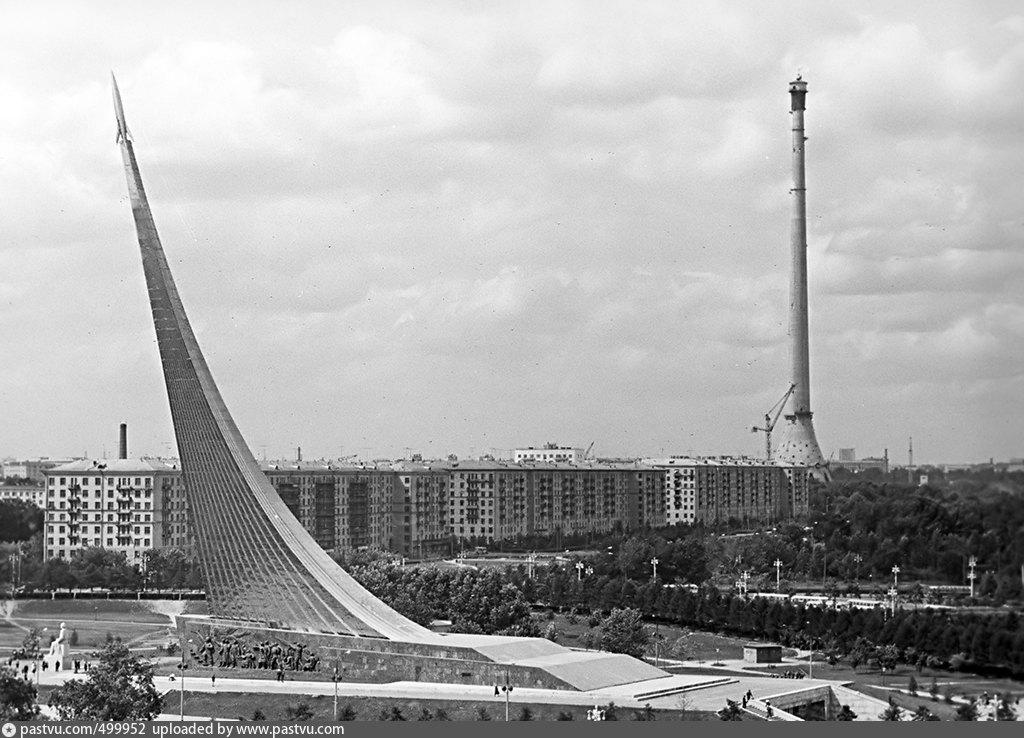 Памятник покорителям космоса в москве