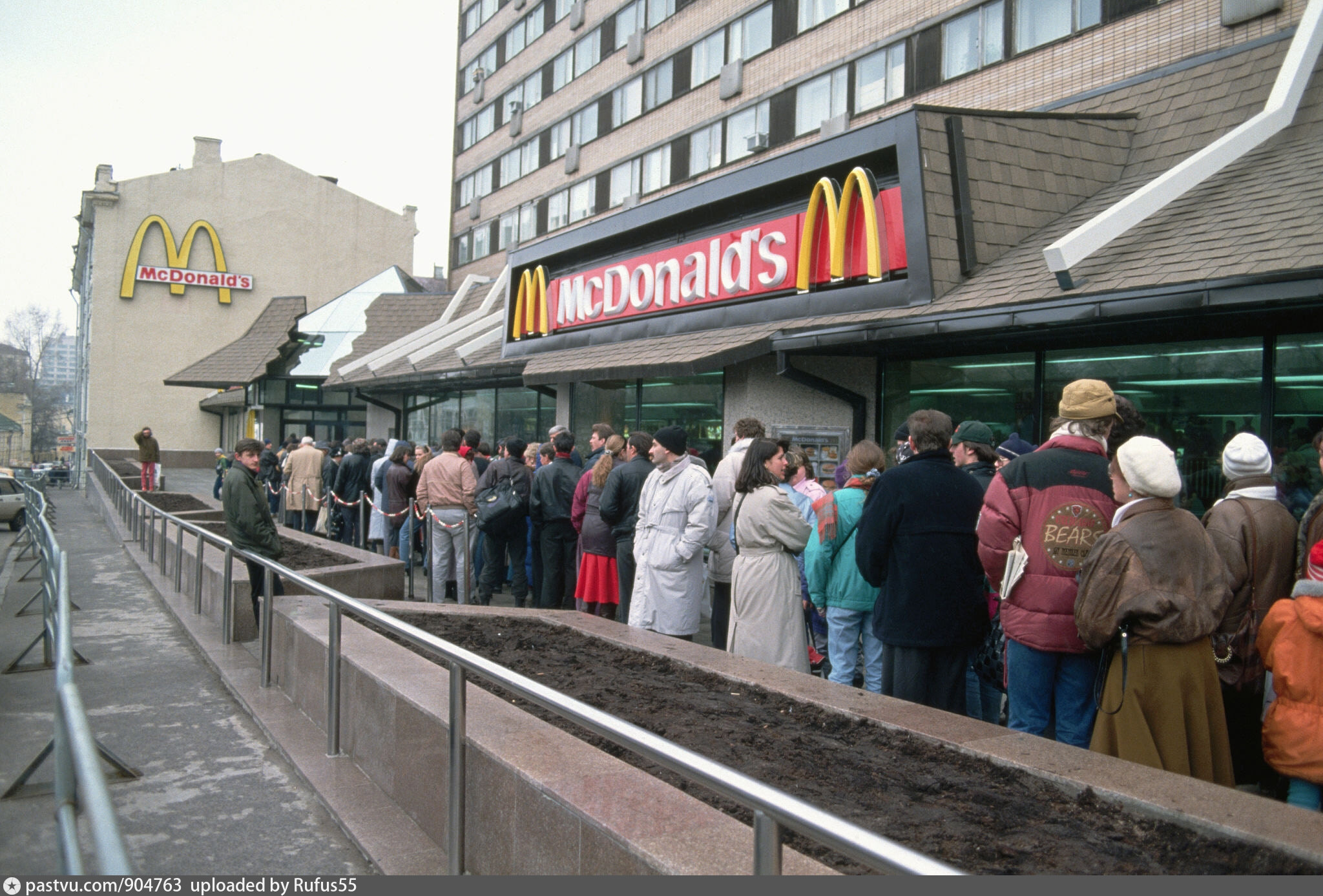 В каком году закрылся. Очередь в макдональдс 1990 на Тверской. Тверская улица макдональдс. Питер Тернли Москва 1990. Макдональдс Тверская очередь.