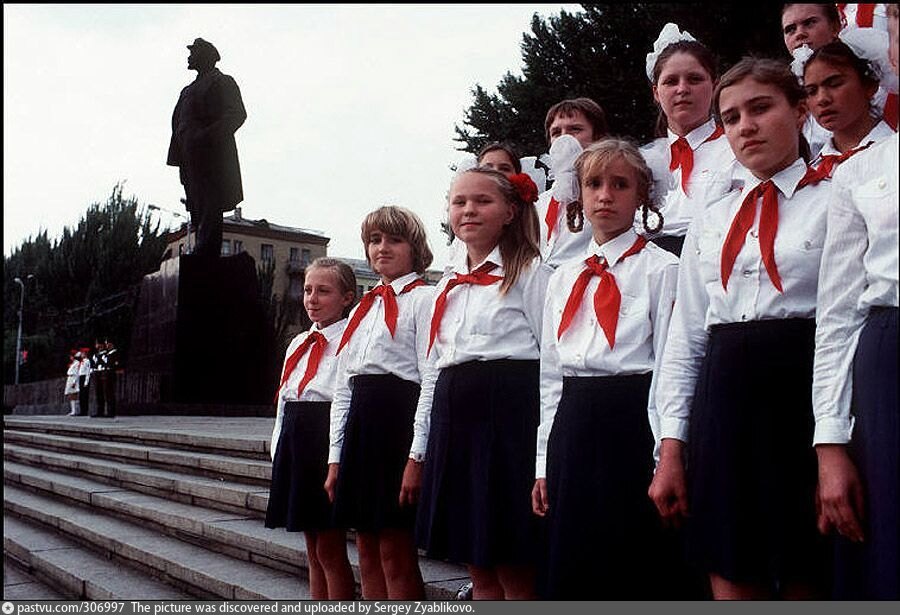 Форма 90 х. Пионеры 1988. Пионеры школа СССР Советская. Пионеры в Германии в 70е. СССР школа 80е пионеры.