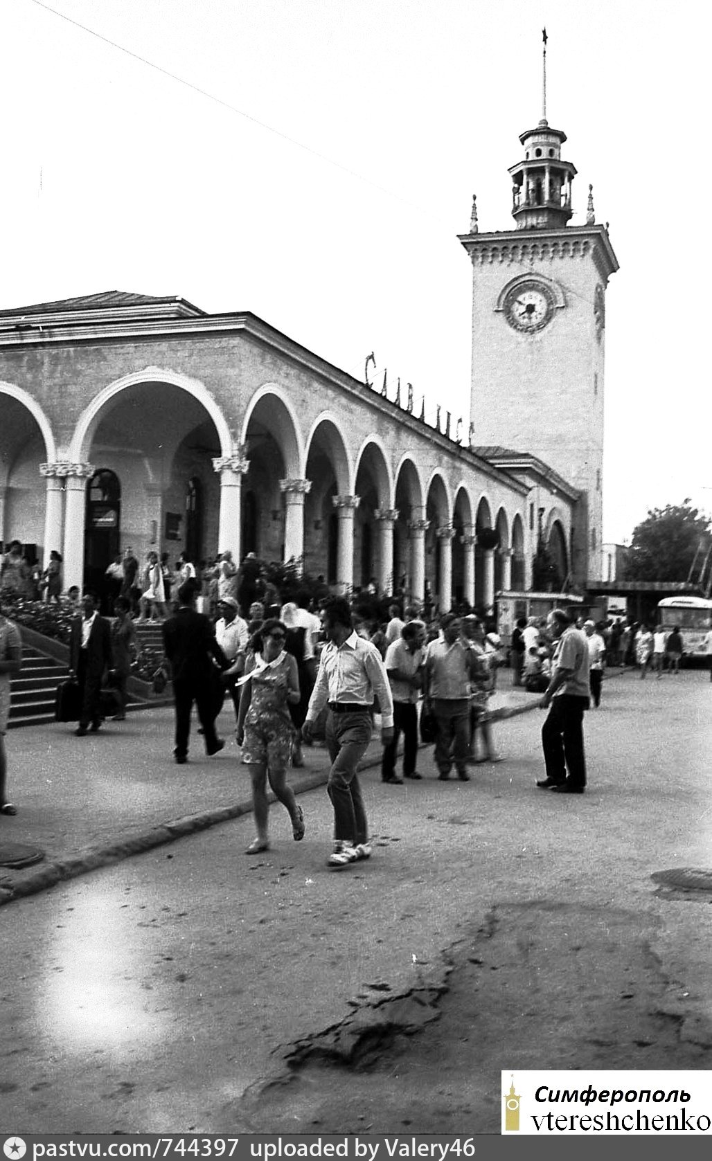 Симферополь антикварный. Симферопольский Железнодорожный вокзал 1950. Симферополь вокзал СССР. Железнодорожный вокзал Симферополь 1960. Вокзал Симферополя 60 годов.