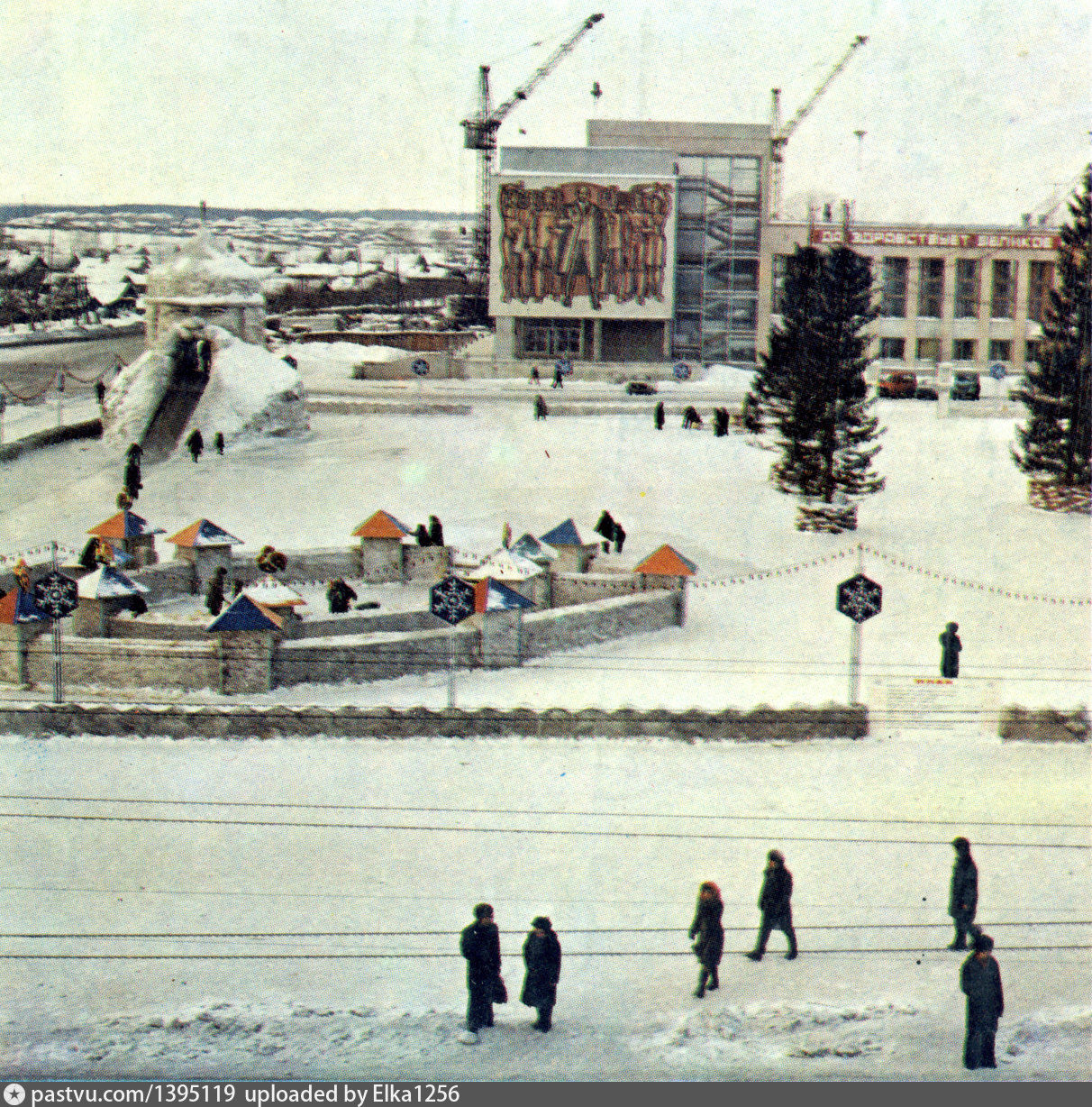 Территория 1974. Фото снежных городков Каменск Уральский. Городские елки старые фото Каменск-Уральский. Городок Центральная площадь Владивосток. 90-Е годы фото Каменск-Уральский.