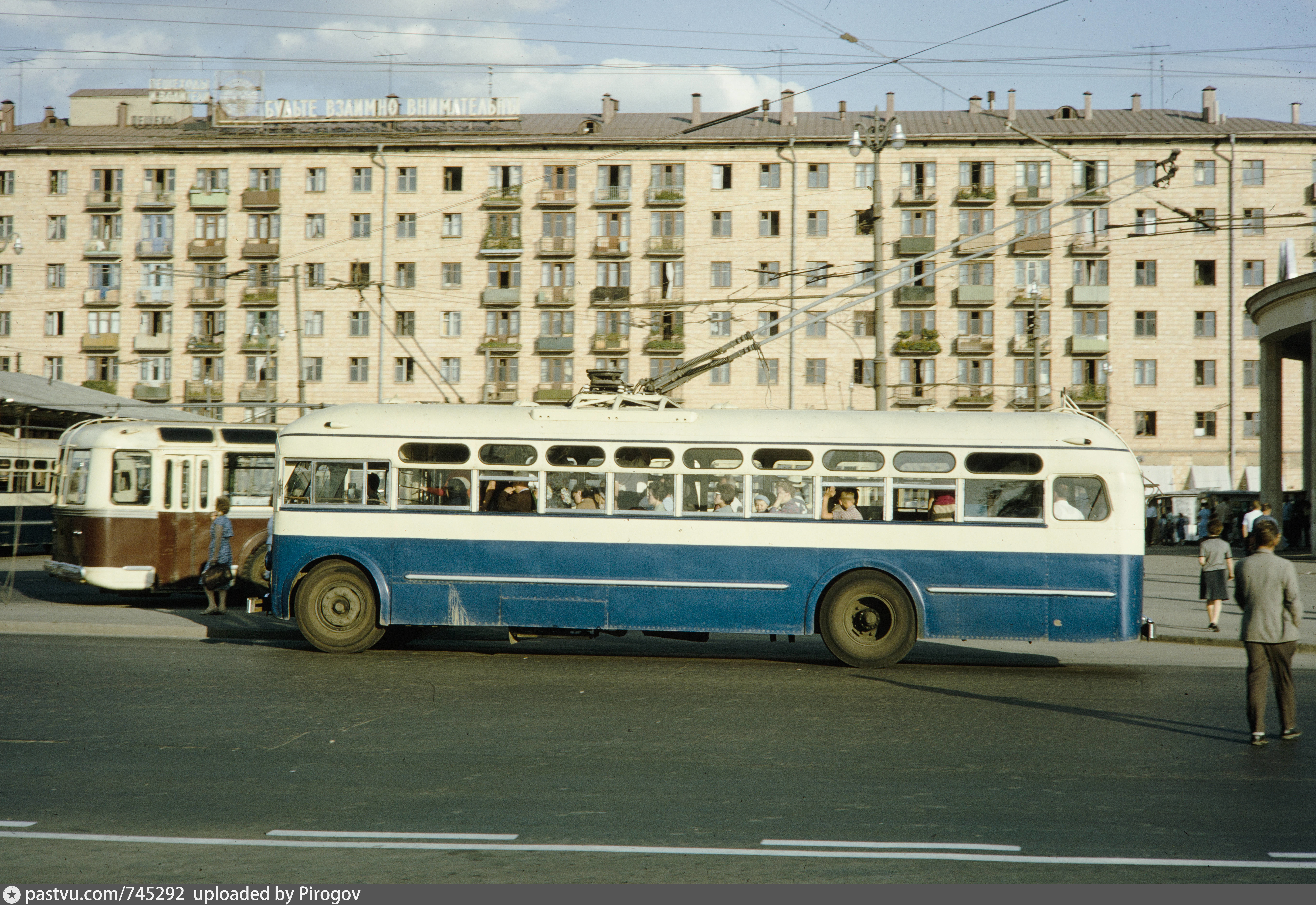 Т д 82. МТБ-82 троллейбус. МТБ-82 троллейбус в Москве. МТБ-82 ВСХВ. Ленинский проспект МТБ-82.