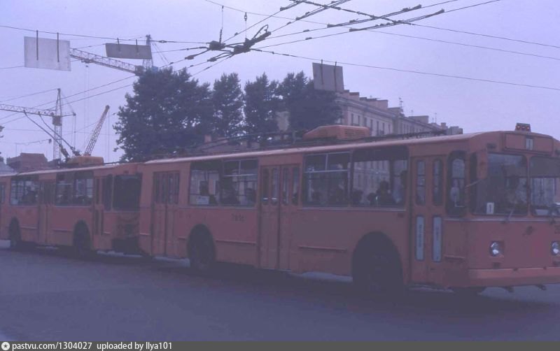 Троллейбус поезд. Троллейбусный поезд ЗИУ 682. ЗИУ-682 сме Санкт Петербург. Троллейбус 1985 года. Троллейбус на Невском.