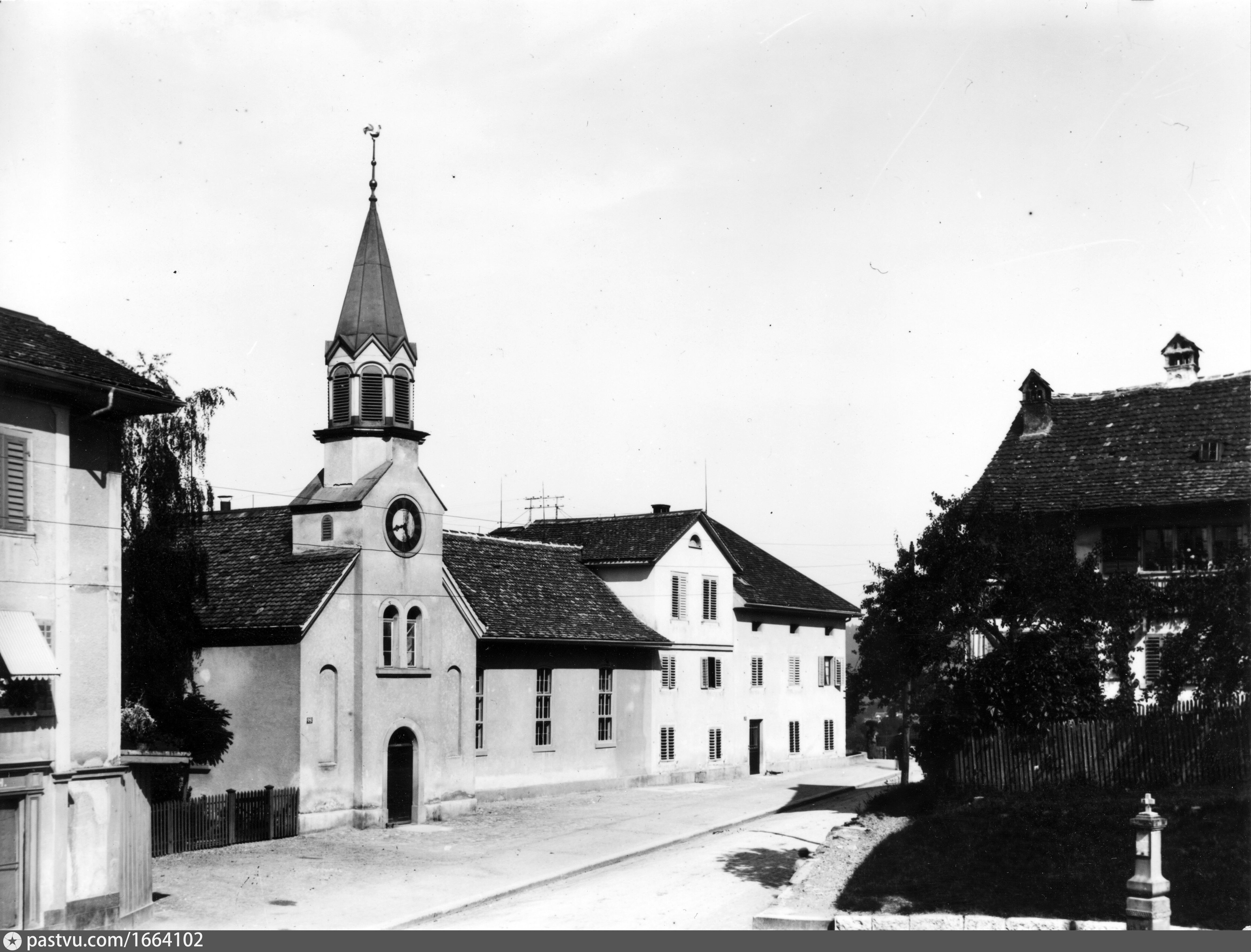 Schulhaus & Kirche Oberstrass