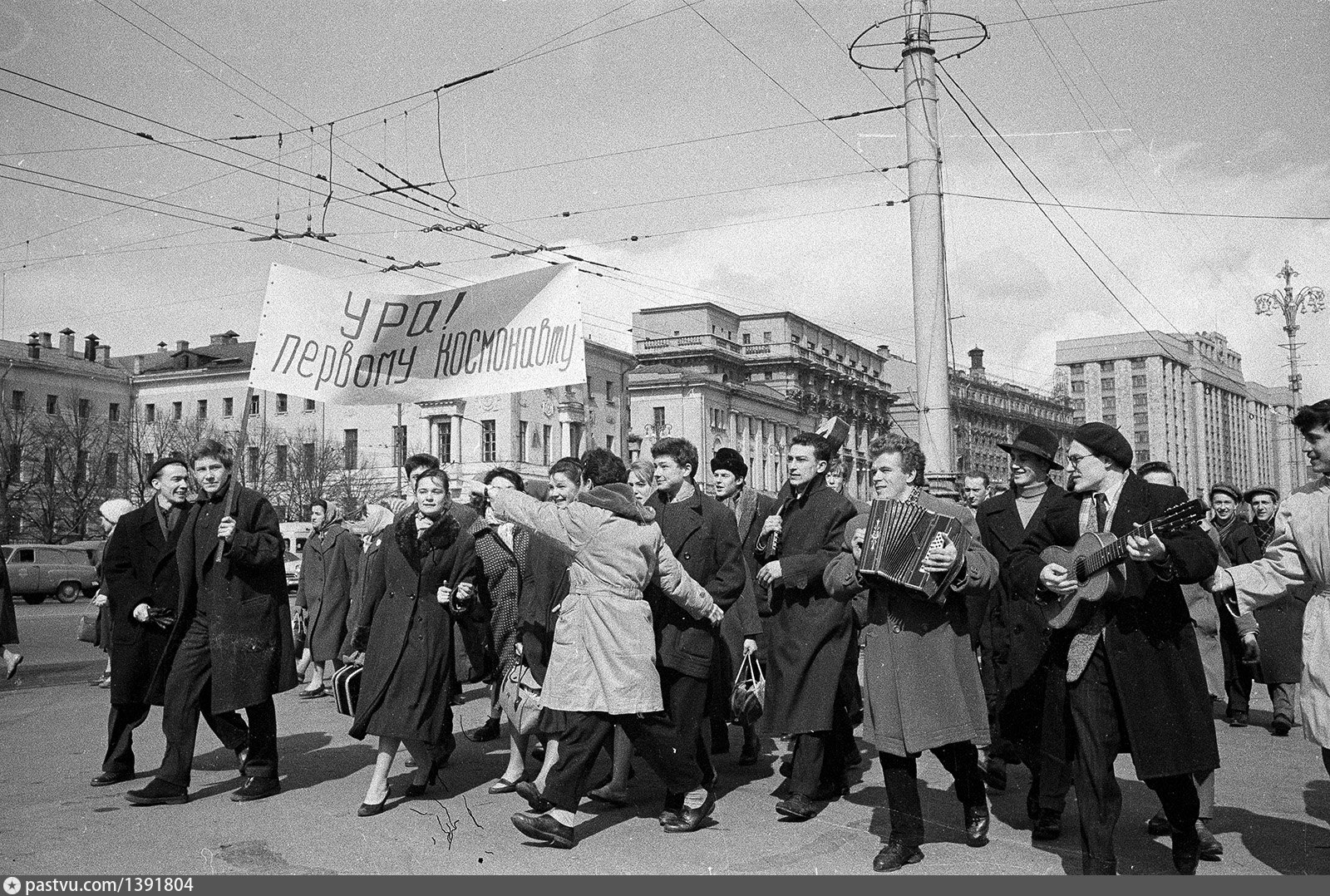 1961 год космос событие. Ликование на красной площади в честь полёта Гагарина 1961. 12 Апреля 1961. 12 Апреля 1961 Москва. 1950 1960 События.