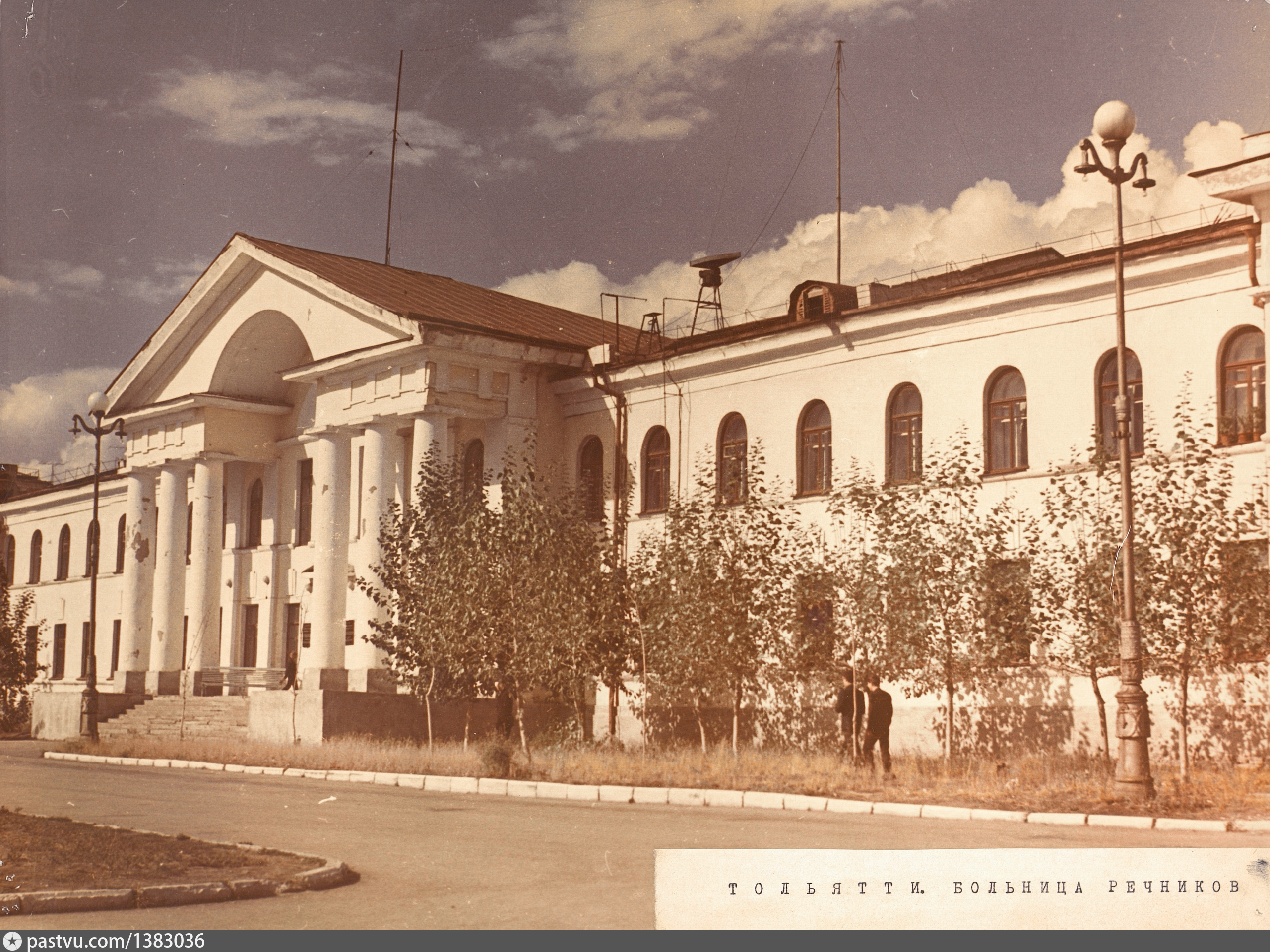 Архивные фото. Поликлиника Водников Тольятти Шлюзовой. Больница 1980 год фото. Самара 1997 год архивные фото. Больница Речников 5.