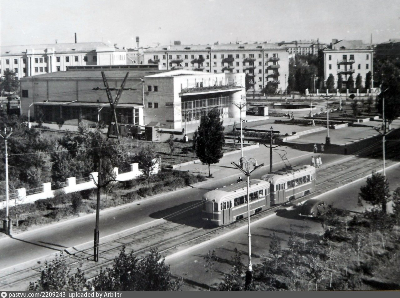 Улица оборонная луганск. Ворошиловград аэропорт 1980 год. Ворошиловград 80 годы. Пассаж луганск. Луганск советское время.