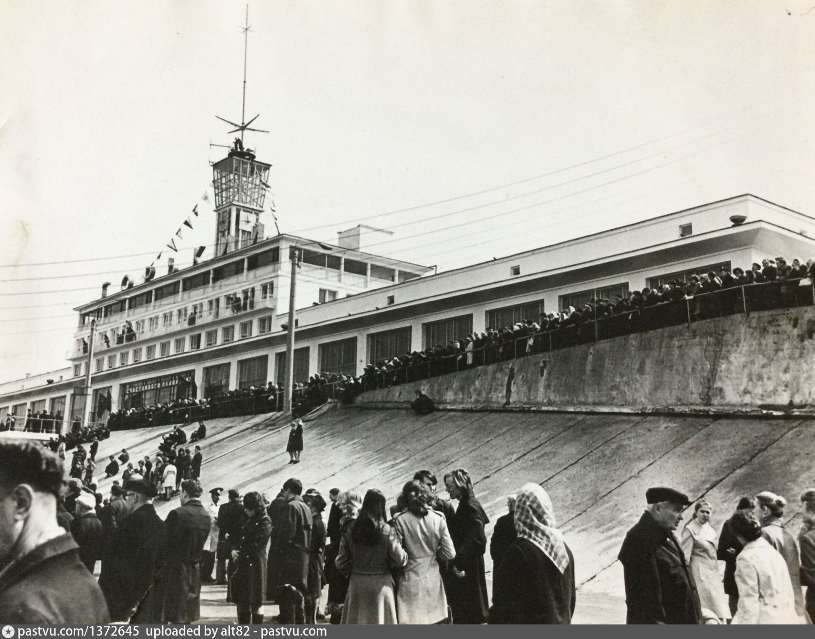 Речной вокзал Горький. Открытие навигации в городе Горький в 1990 году. Фото послевоенного Московского вокзала в горьком.