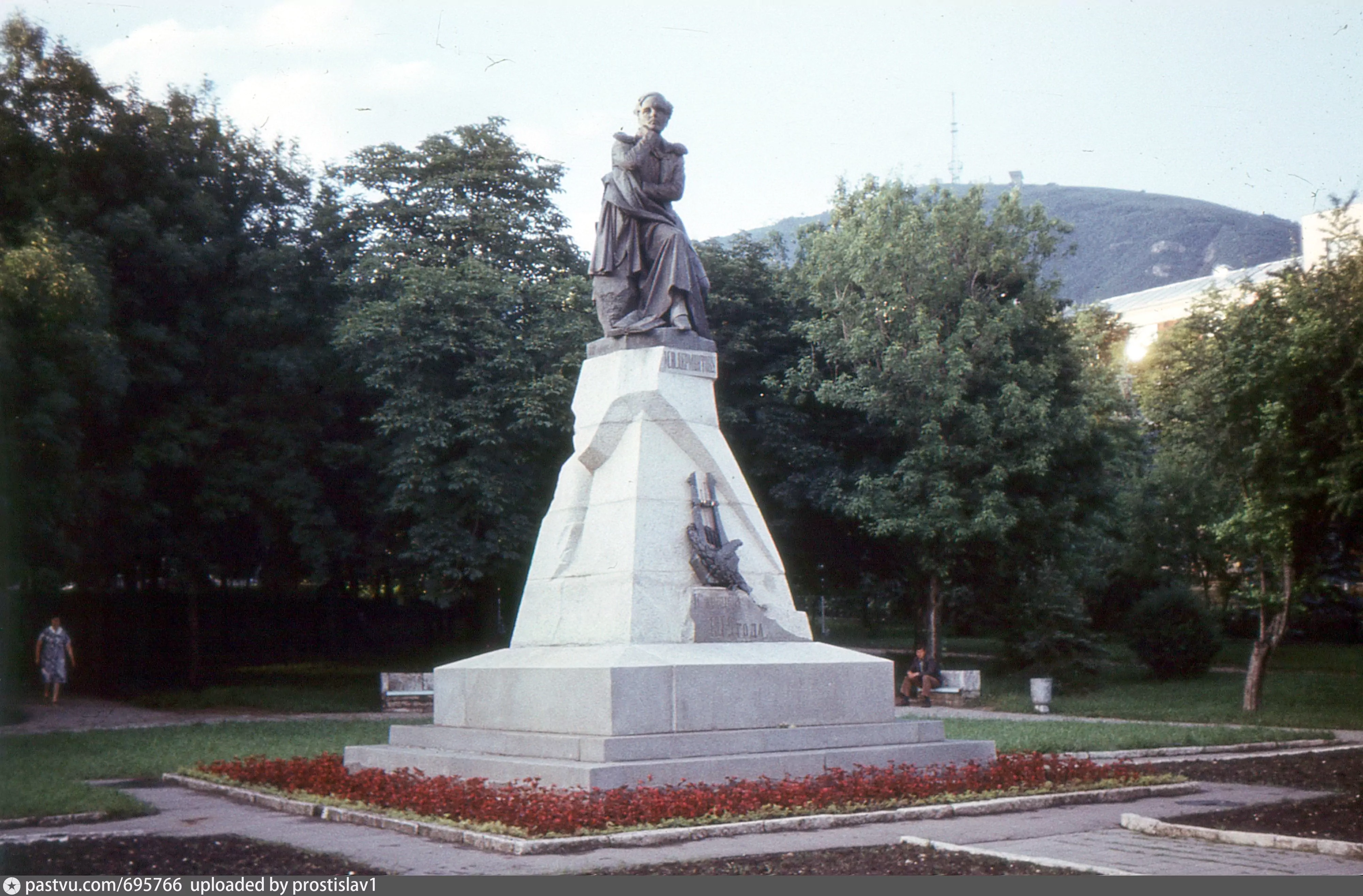Первый памятник Лермонтова в Пятигорске