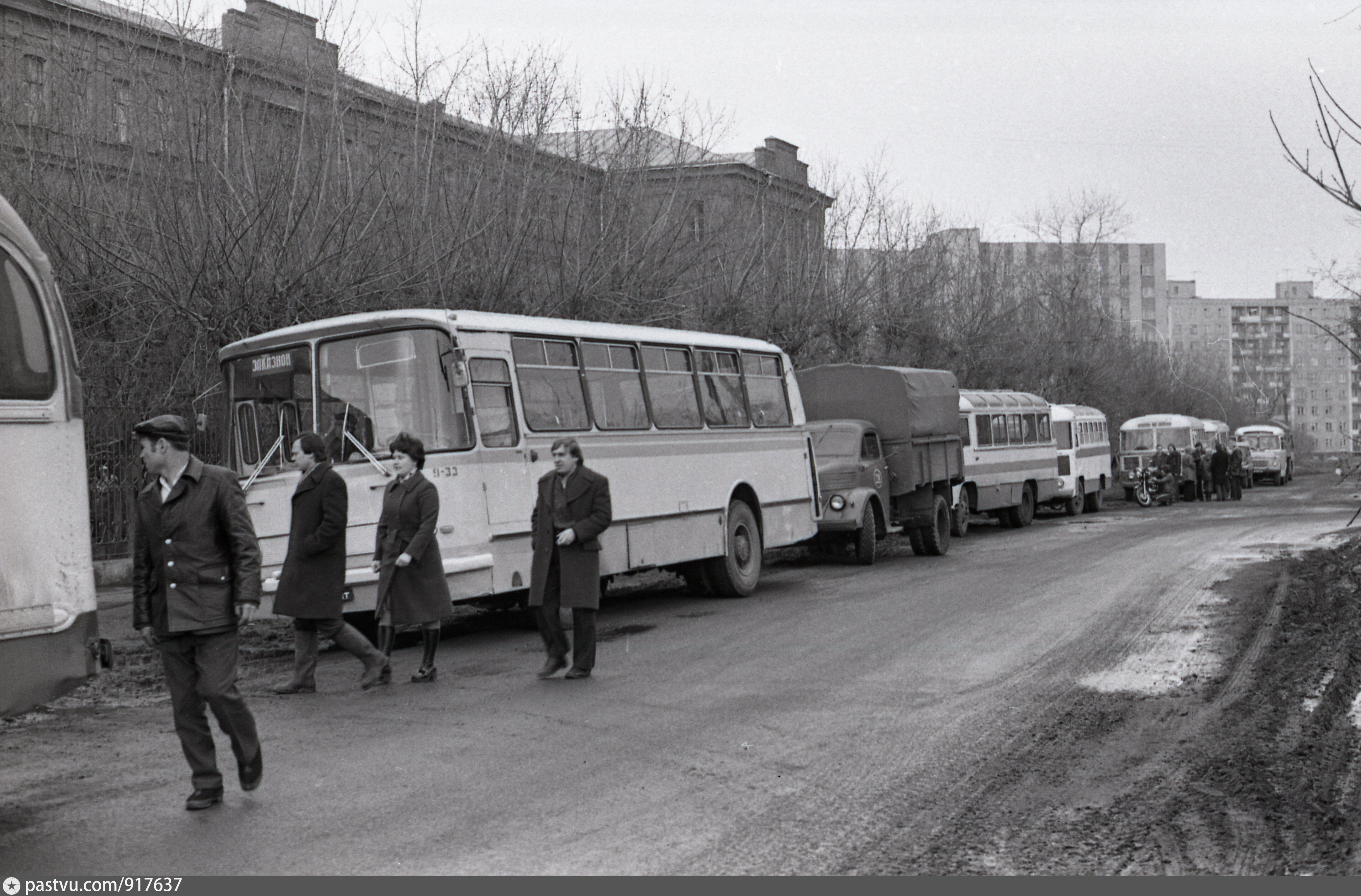 Город припять эвакуация. ЛАЗ 695 Припять 1986. Автобусы Чернобыль 1986. Припять эвакуация 1986. Припять эвакуация людей 1986.