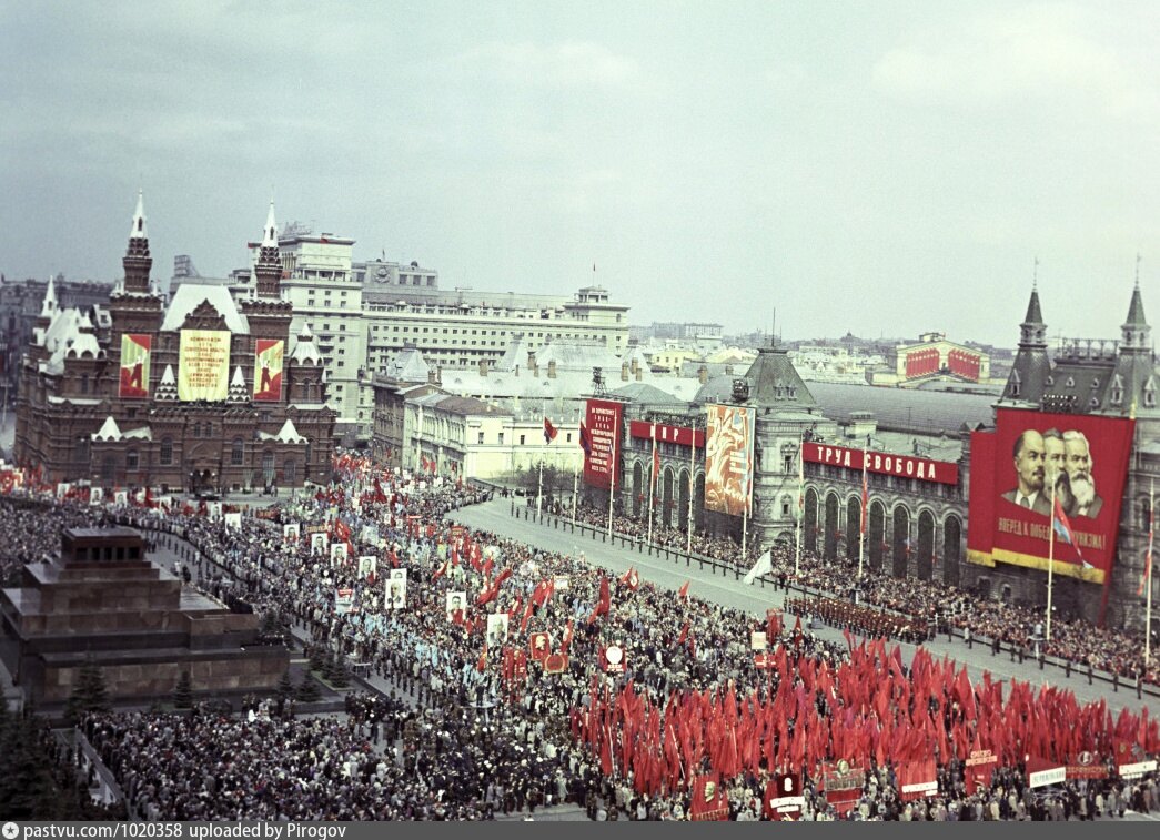1 мая 1990. Первомай демонстрация красная площадь. Первомайская демонстрация 1989 красная площадь. Демонстрация на красной площади 1 мая. Демонстрация трудящихся 7 ноября на красной площади.