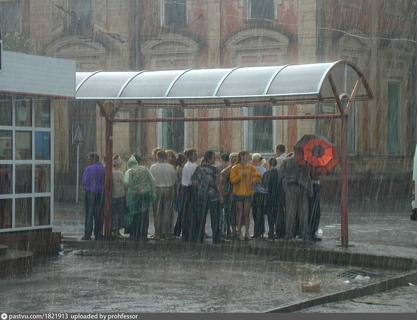 Дождь ливший без перерыва. Ливень остановка. Люди на остановке осень. Остановка осенью. Люди на остановке в дождь.