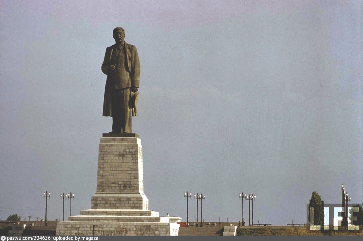 Статуя сталина. Памятник Сталину Волгоград Волго-Донской канал. Волго-Донской канал статуя Сталина. Монумент Сталина на Волго Донском канале. Памятник Сталину Волго-Донской канал.