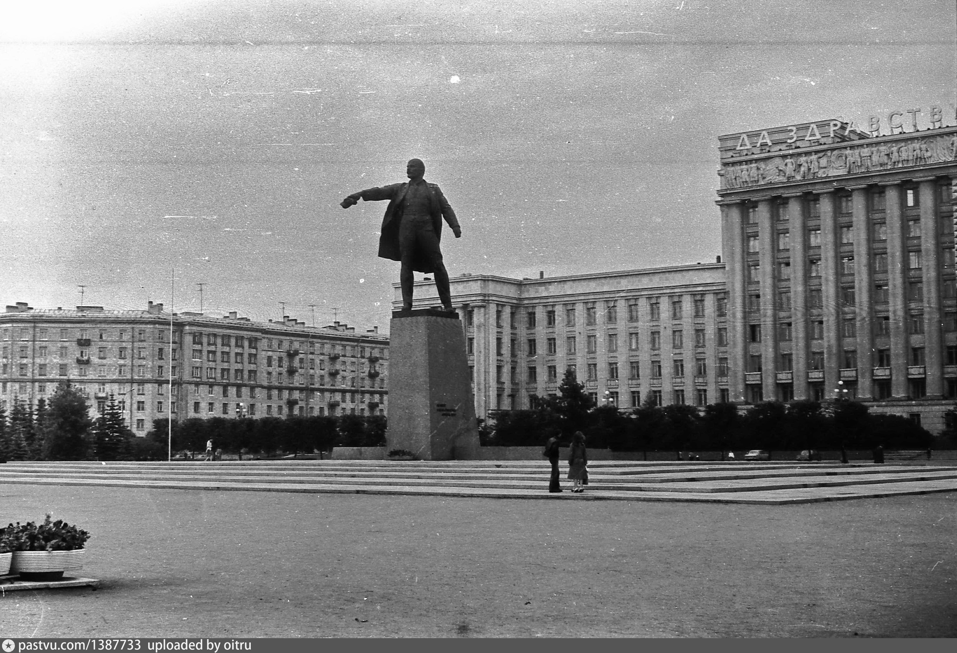 памятник ленину в ярославле на красной площади