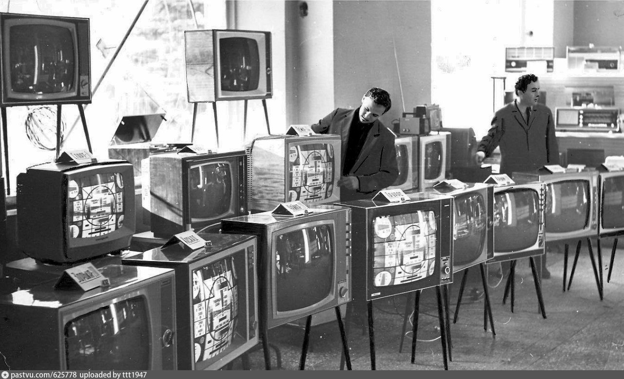 Телевидение первый советский. Магазин электроника СССР 80е. Телевизор 1950-х годов. Телевизор СССР. Телевизор 70х годов.