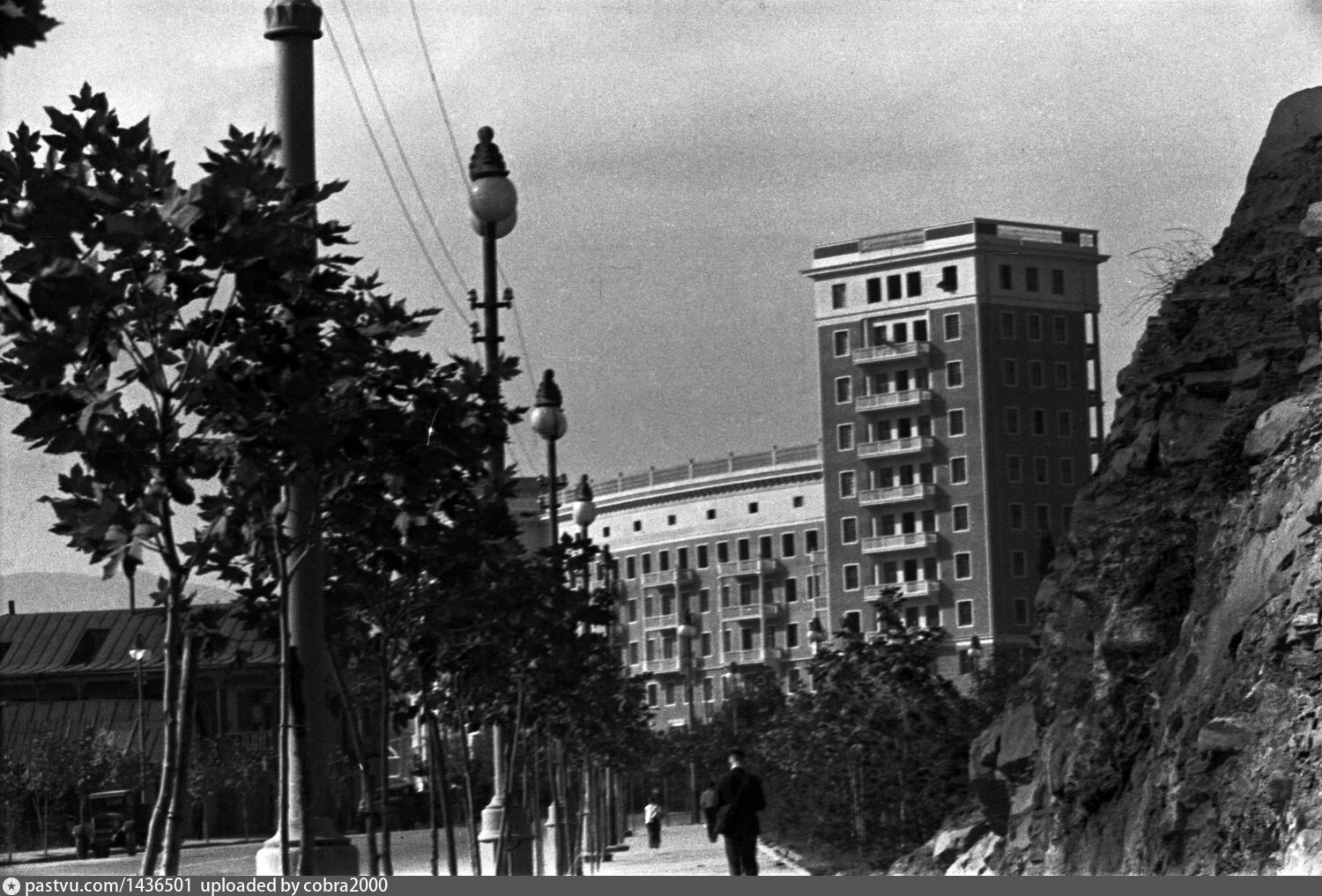 Тбилиси площадь героев 11 этажка история дома. Анапа 1930-е. Первая высотка в Ереване. Фотографии Тбилиси от Бориса Игнатовича.