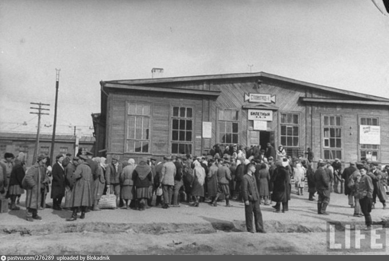 1947 год поезд. Сталинград вокзал 1942. ЖД вокзал Сталинград 1942. Сталинград 1947. Железнодорожный вокзал Сталинграда 1943.