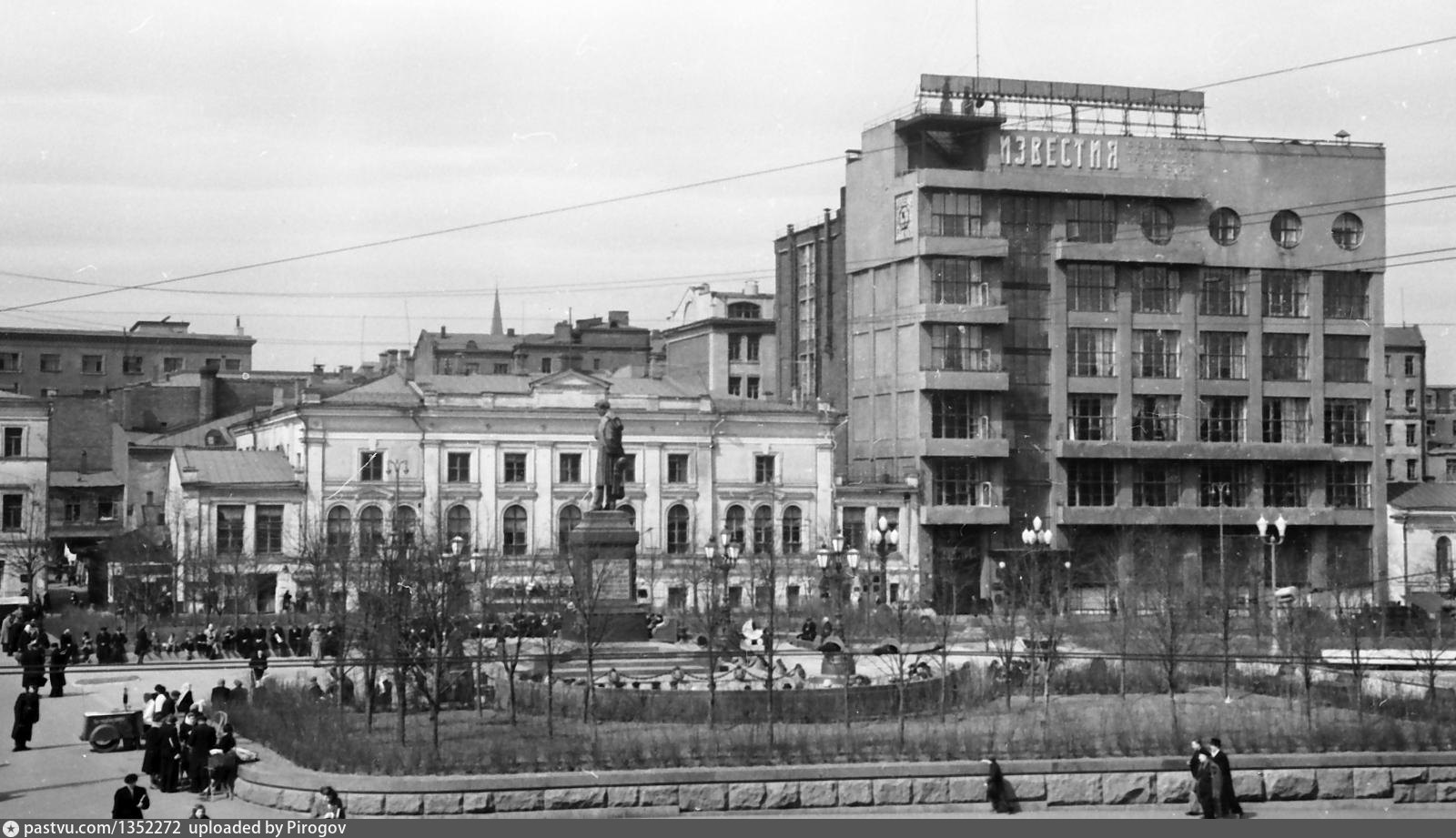 Дом фамусова. Дом Фамусова в Москве на Пушкинской площади. Дом Фамусова на Пушкинской площади. Киев, Центральная площадь, 1946 год.