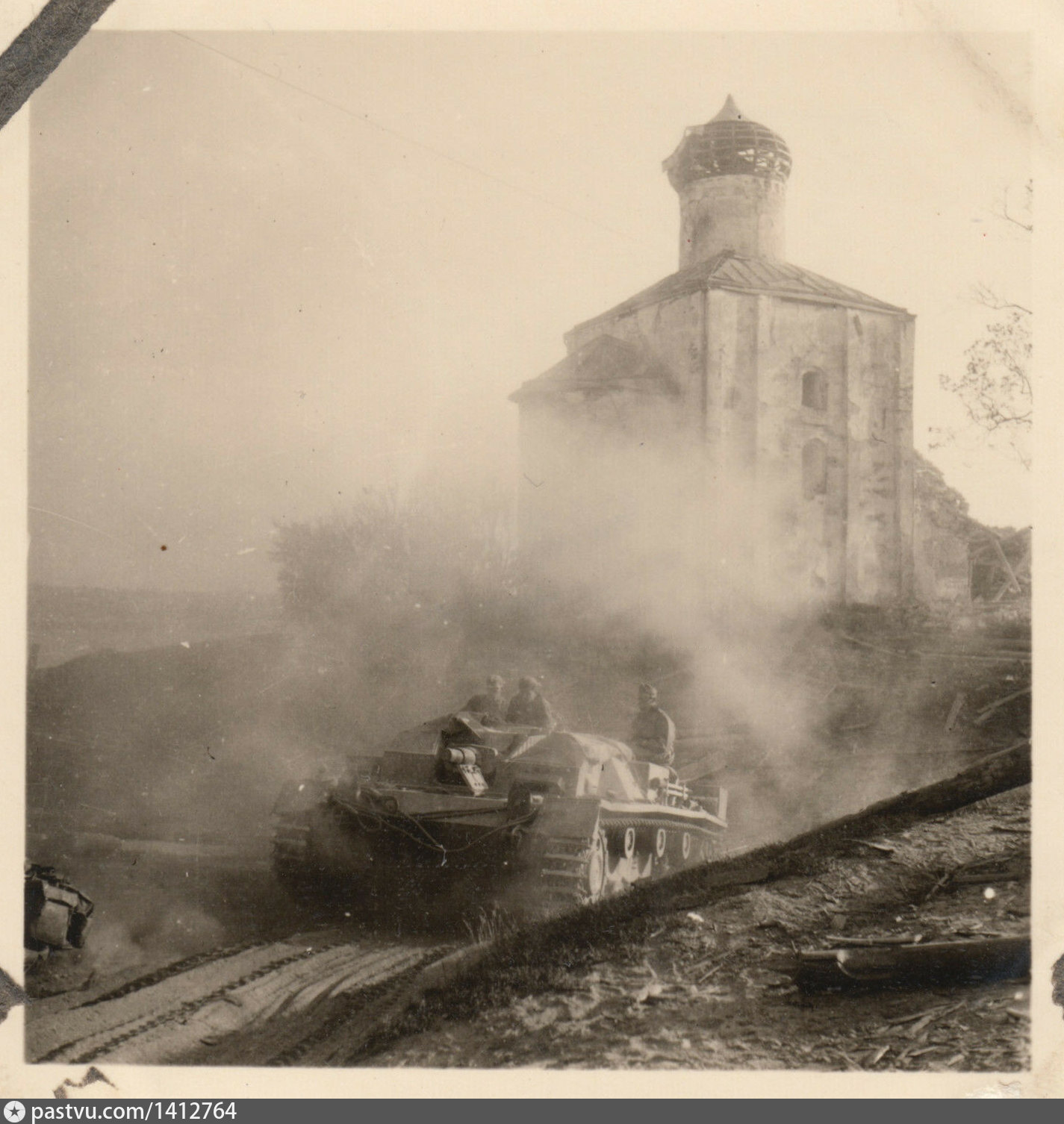 Участок 1941. Велебицы в годы ВОВ. Д. Велебицы, усадьба Шемякиных. Церковь в Велебицах до войны. Фотографии деревни Велебицы 1941.