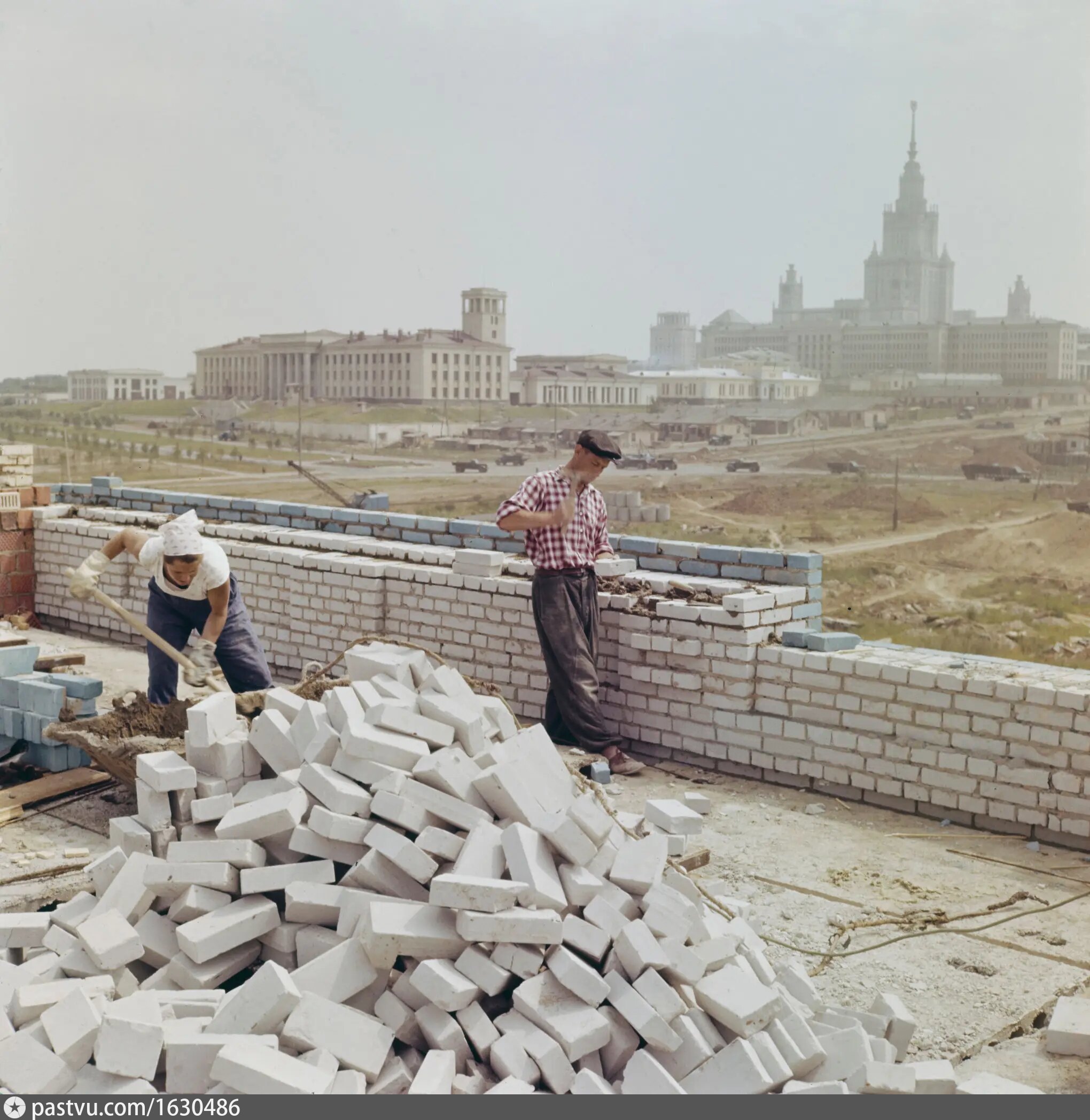 Moscow 213. Стройка Москва. Советское строительство. Стройка в Москве фото. Женщины в строительстве.