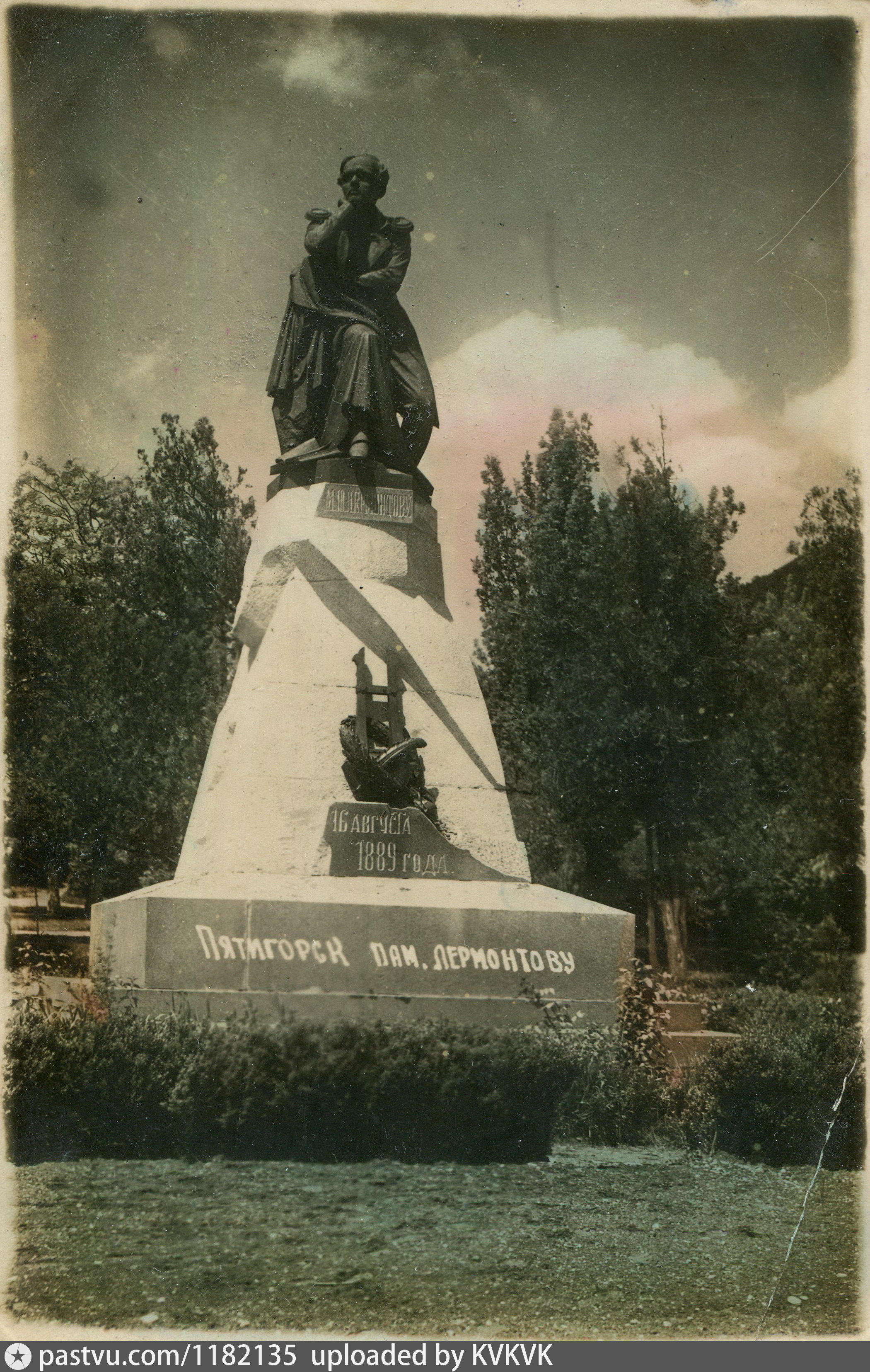 Фото памятник лермонтову в геленджике