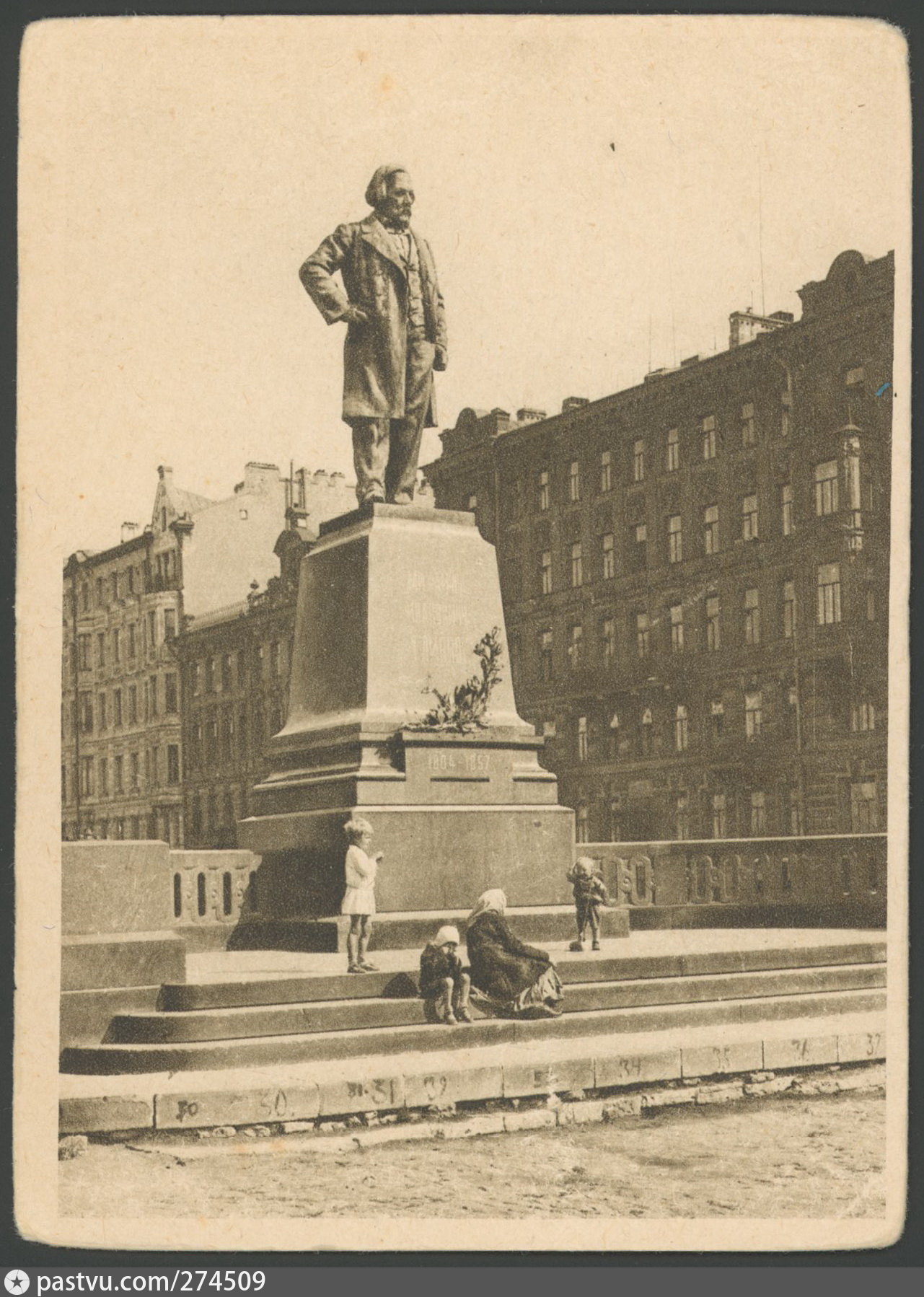 Памятник Глинке на театральной площади