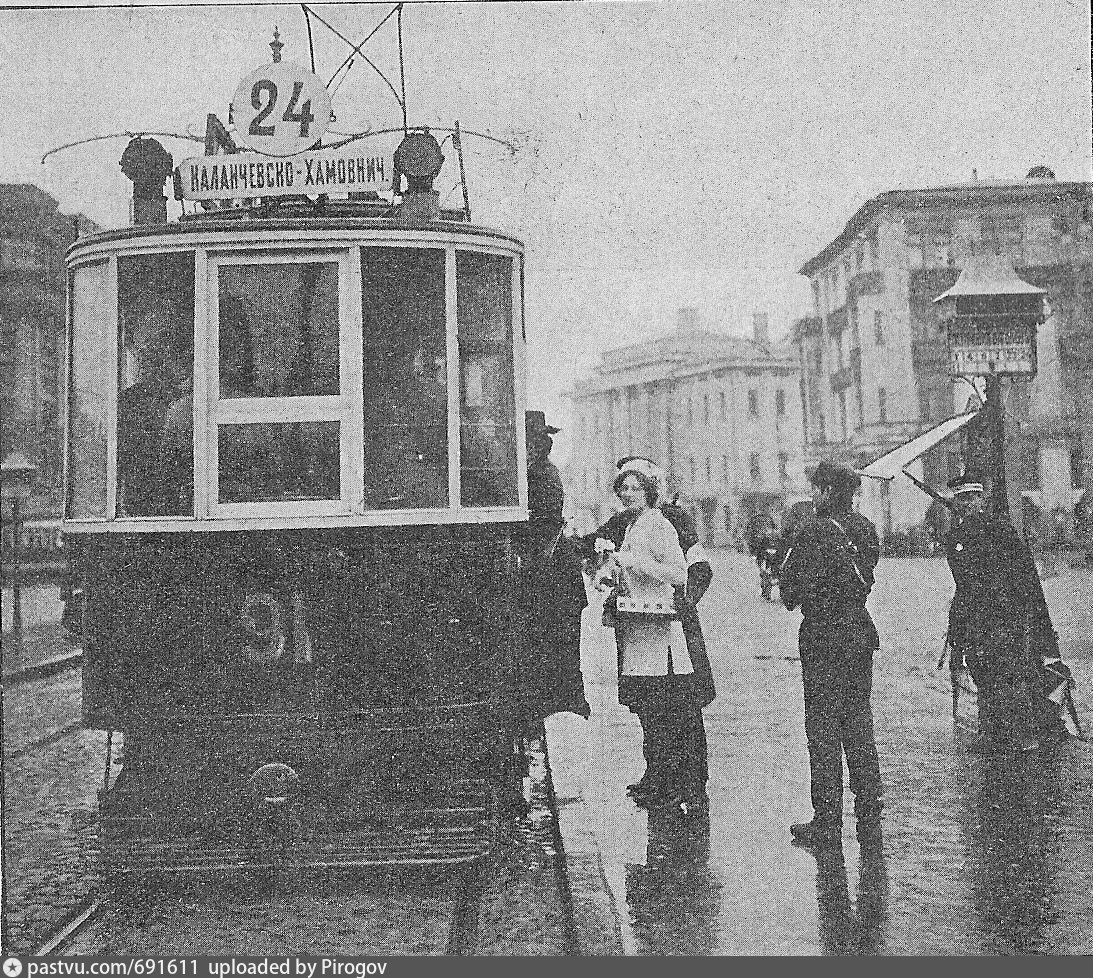 В первом трамвае было в 3 раза. Первый трамвай в Москве 1899. Первая Трамвайная линия 1899 в Москве. Трамвай 1910 года Москва. Московский трамвай 1917.