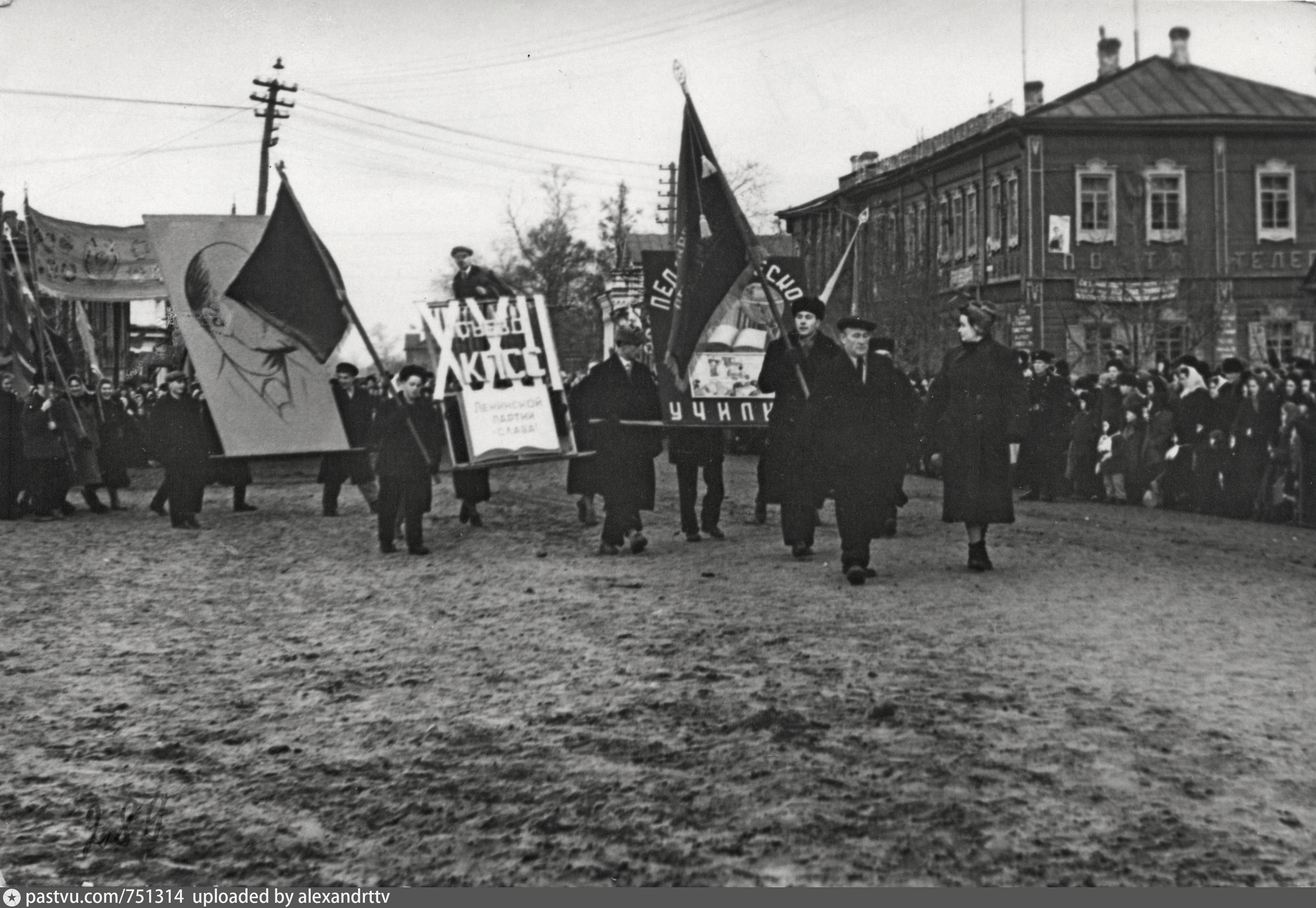 Дом 7 ноября. Демонстрация 7 ноября 1961 года. Советская демонстрация в Пензе. Демонстрация 7 ноября в СССР В деревне. Советские демонстрации в Кирове.