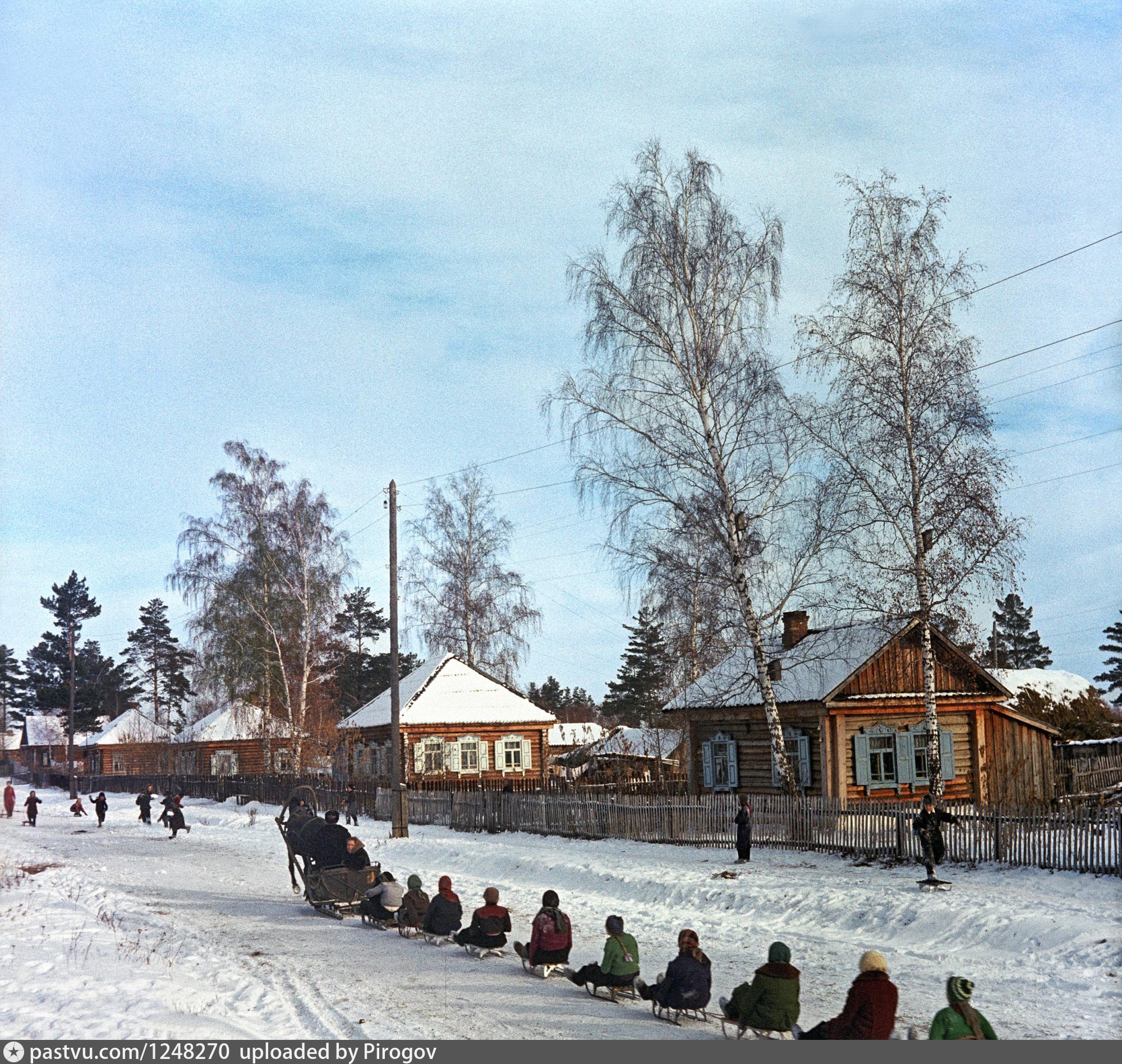 Село советское. Деревня зимой СССР. Советская зима в деревне. Зимние каникулы в деревне. Зимняя деревня в СССР зимой.