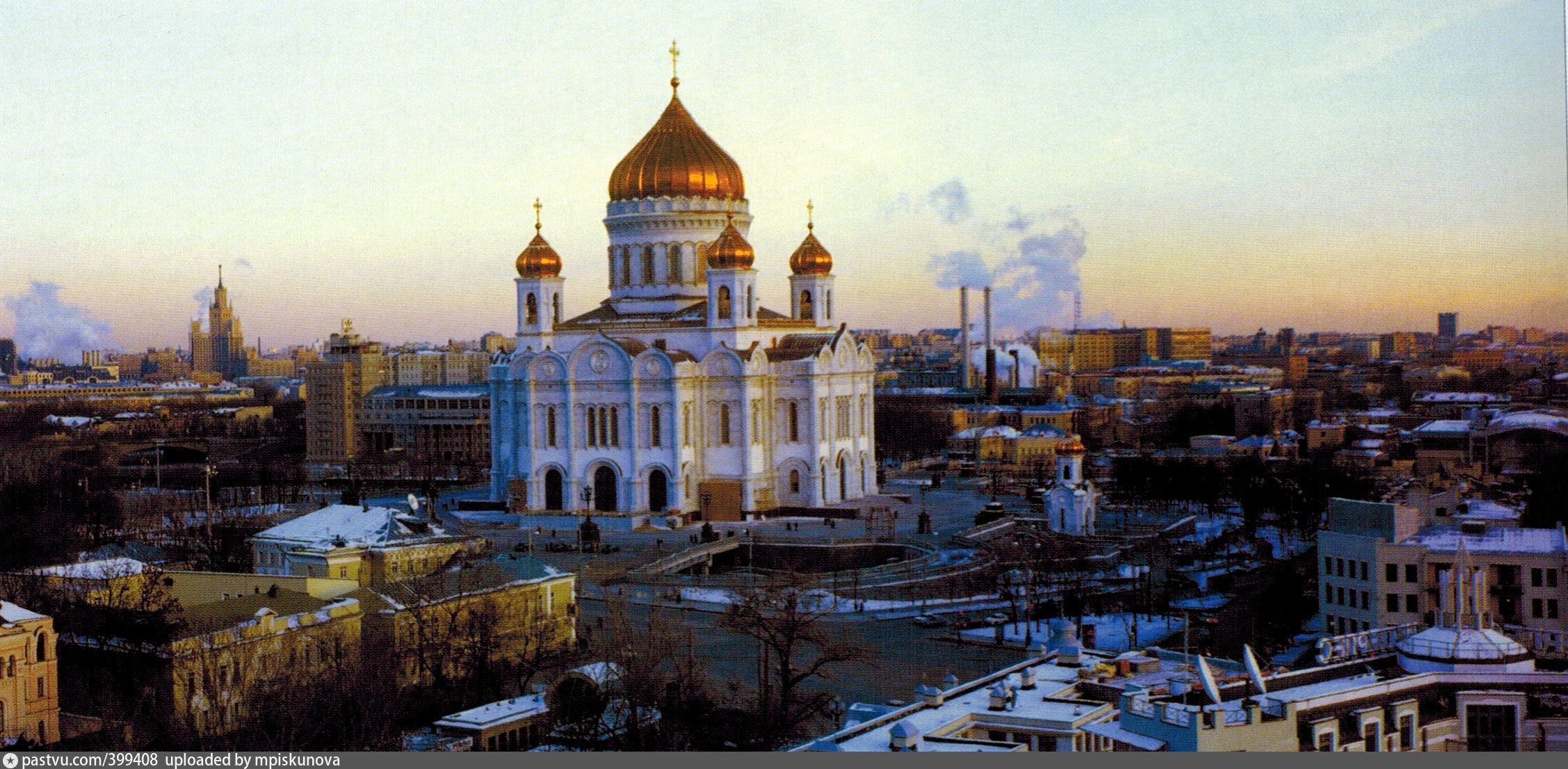 Парк у храма Христа Спасителя Москва