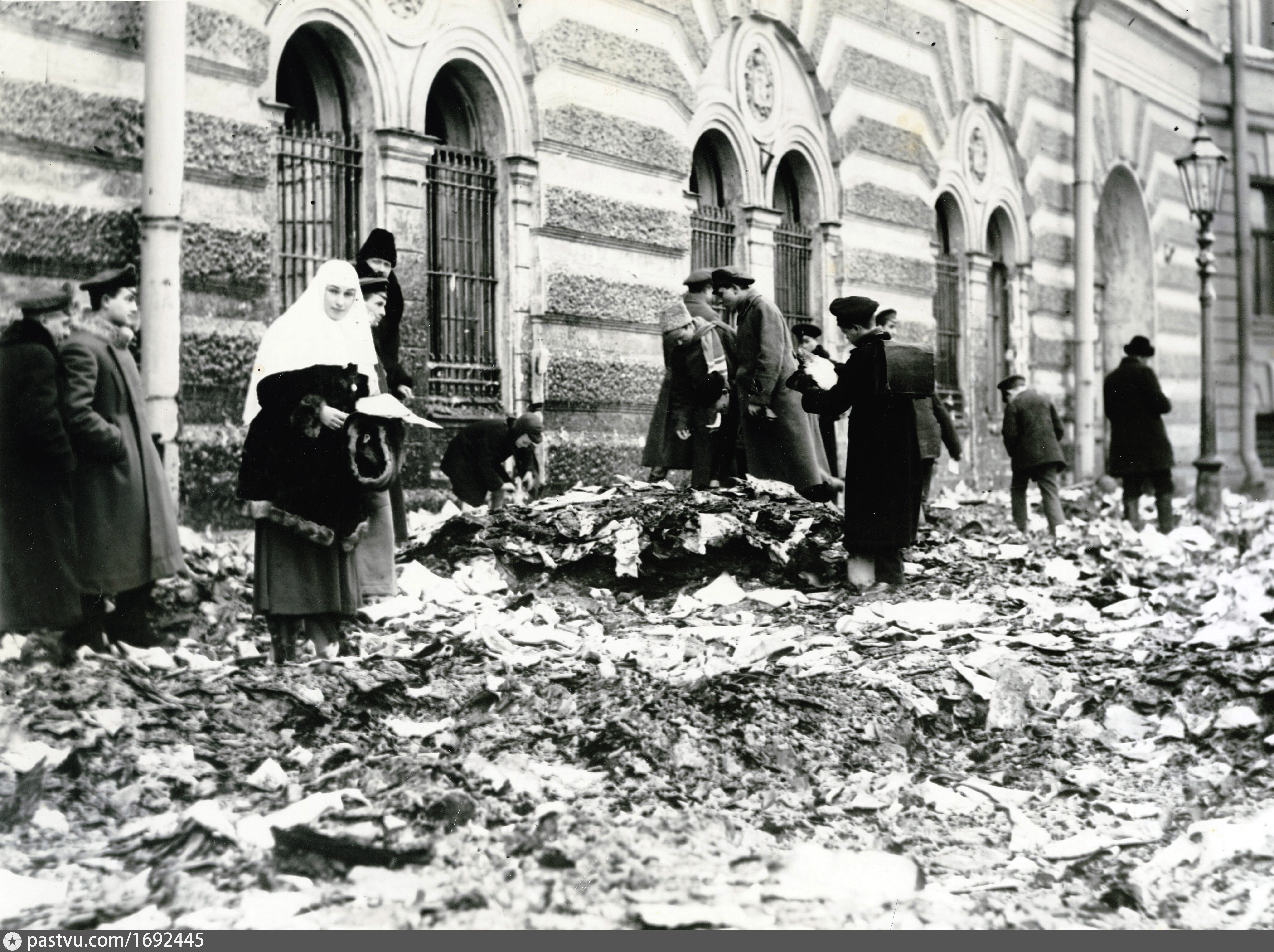 Революция Петроград 1917 погромы в Петрограде. Петроград после революции 1917 года. Разгромленный полицейский архив Петроград 1917. Москва после революции 1917.