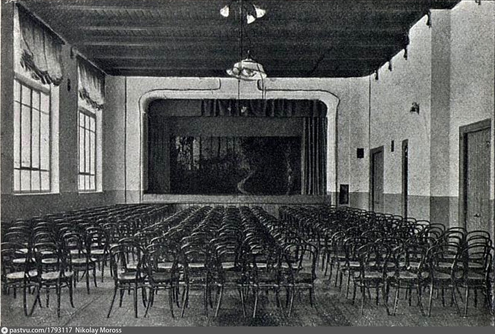 Какое новшество для кресел зрительного зала театра ввел в 1854 году