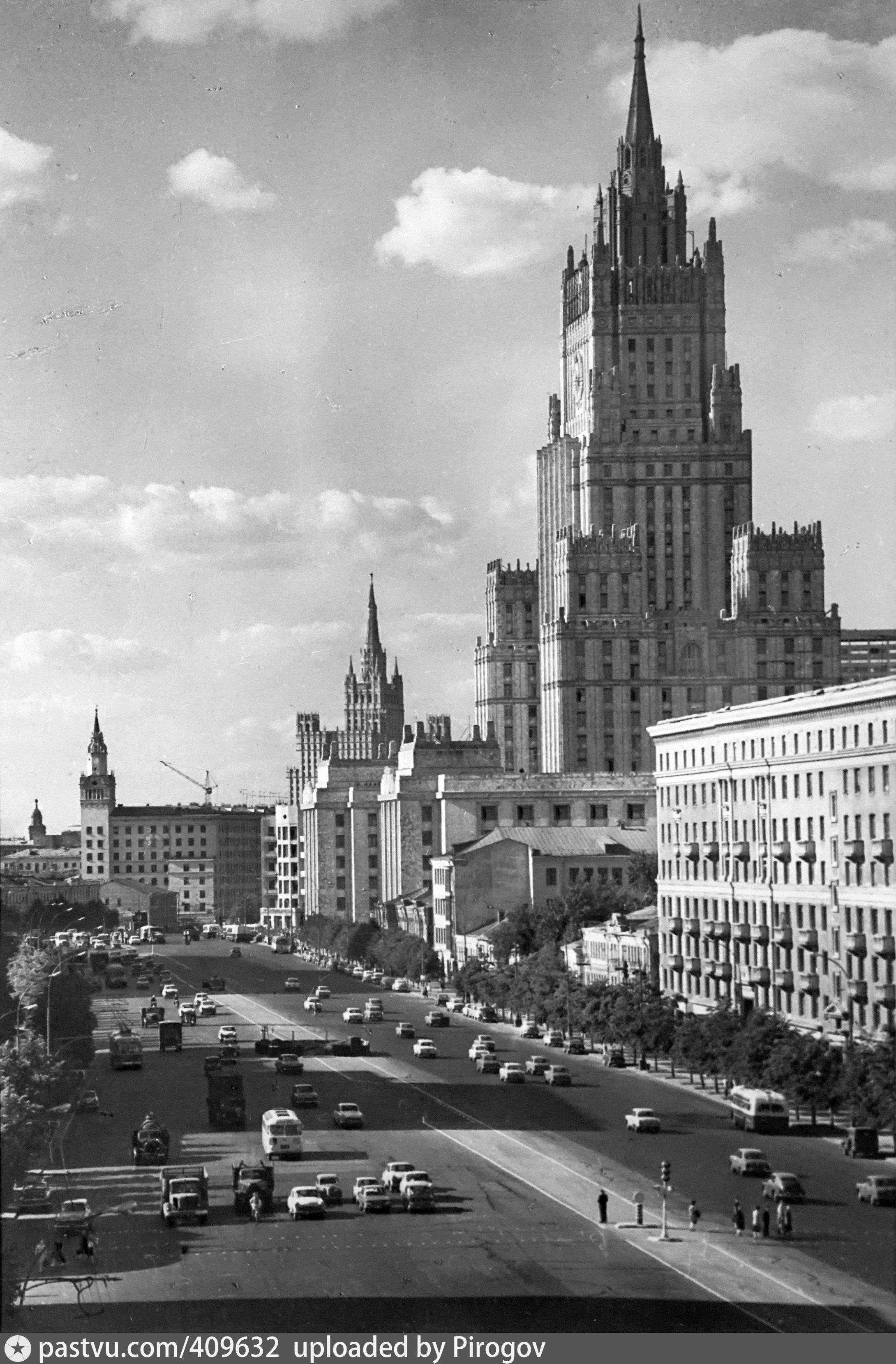 Старая москва фото. МИД на Смоленской площади СССР. Здание МИД СССР на Смоленской-Сенной площади.. Наум Грановский высотки. Здание МИД В Москве в 50-е годы.