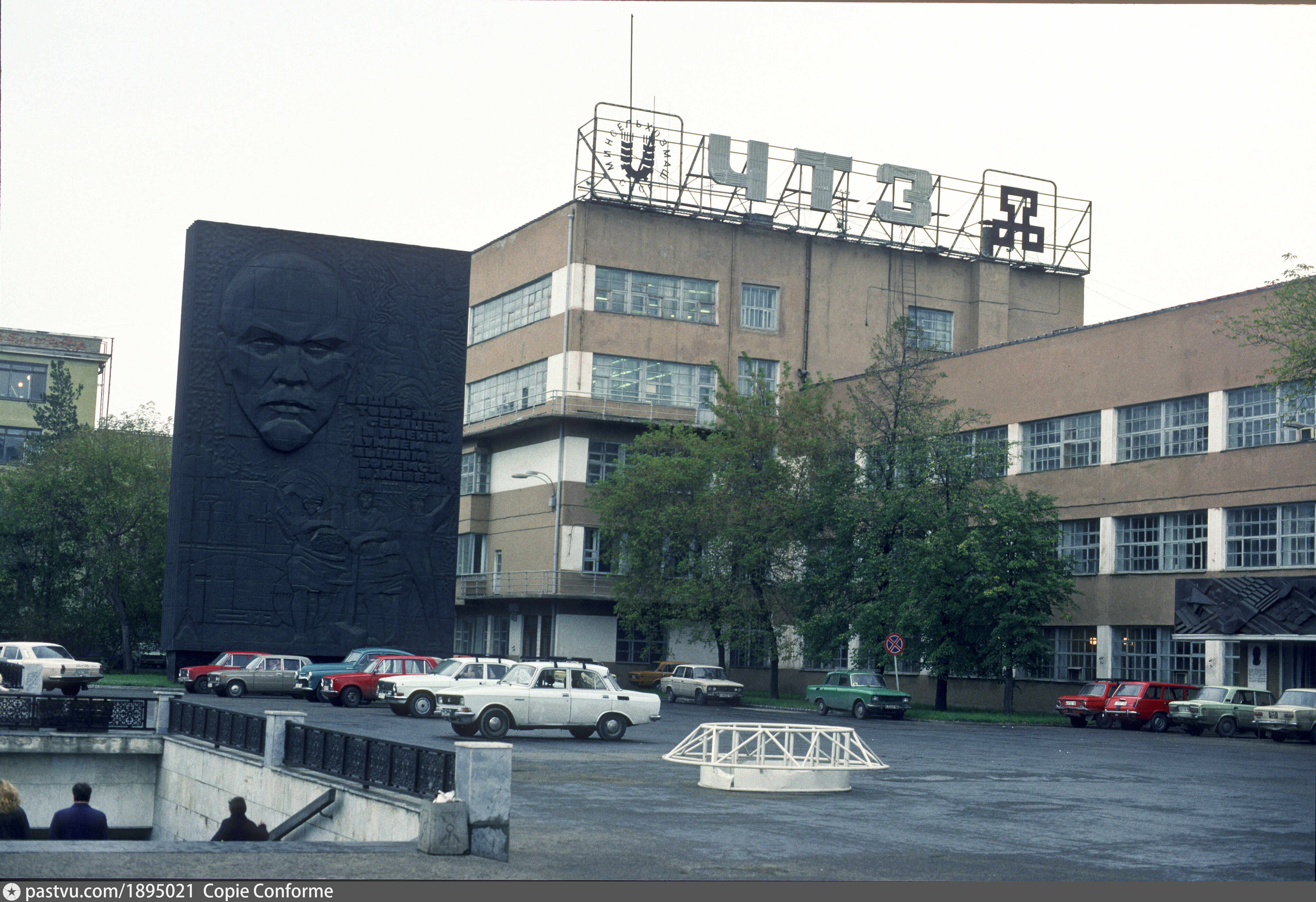 Завод чтз. Завод ЧТЗ Челябинск. Проходная завода ЧТЗ УРАЛТРАК. Челябинский тракторный завод здание. Челябинский тракторный завод памятник.