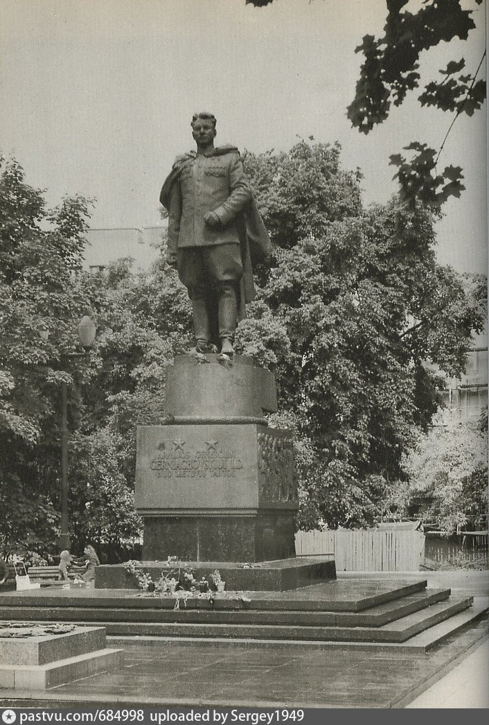 Памятник черняховскому в воронеже фото