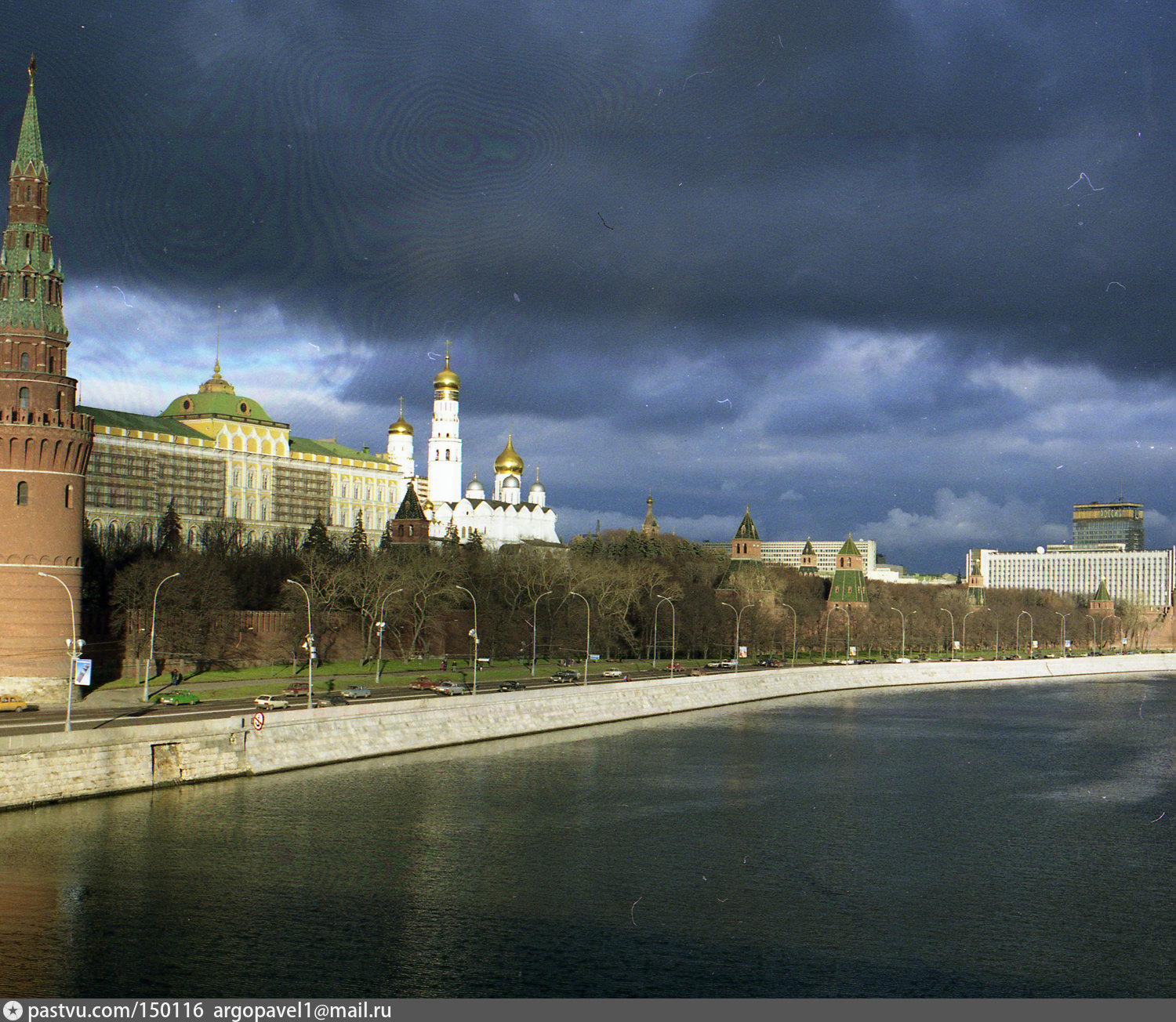 Вид Кремля с Устьинского моста гостиница Россия