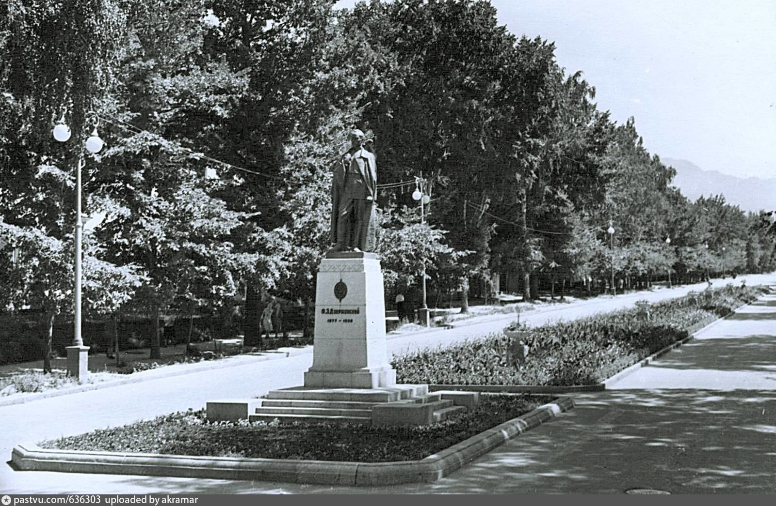 Верный казахстан. Алма-Ата памятники. Памятник Дзержинскому в Алма-Ате. Памятник Ленину в Алма-Ате. Алма Ата памятник Ленину.