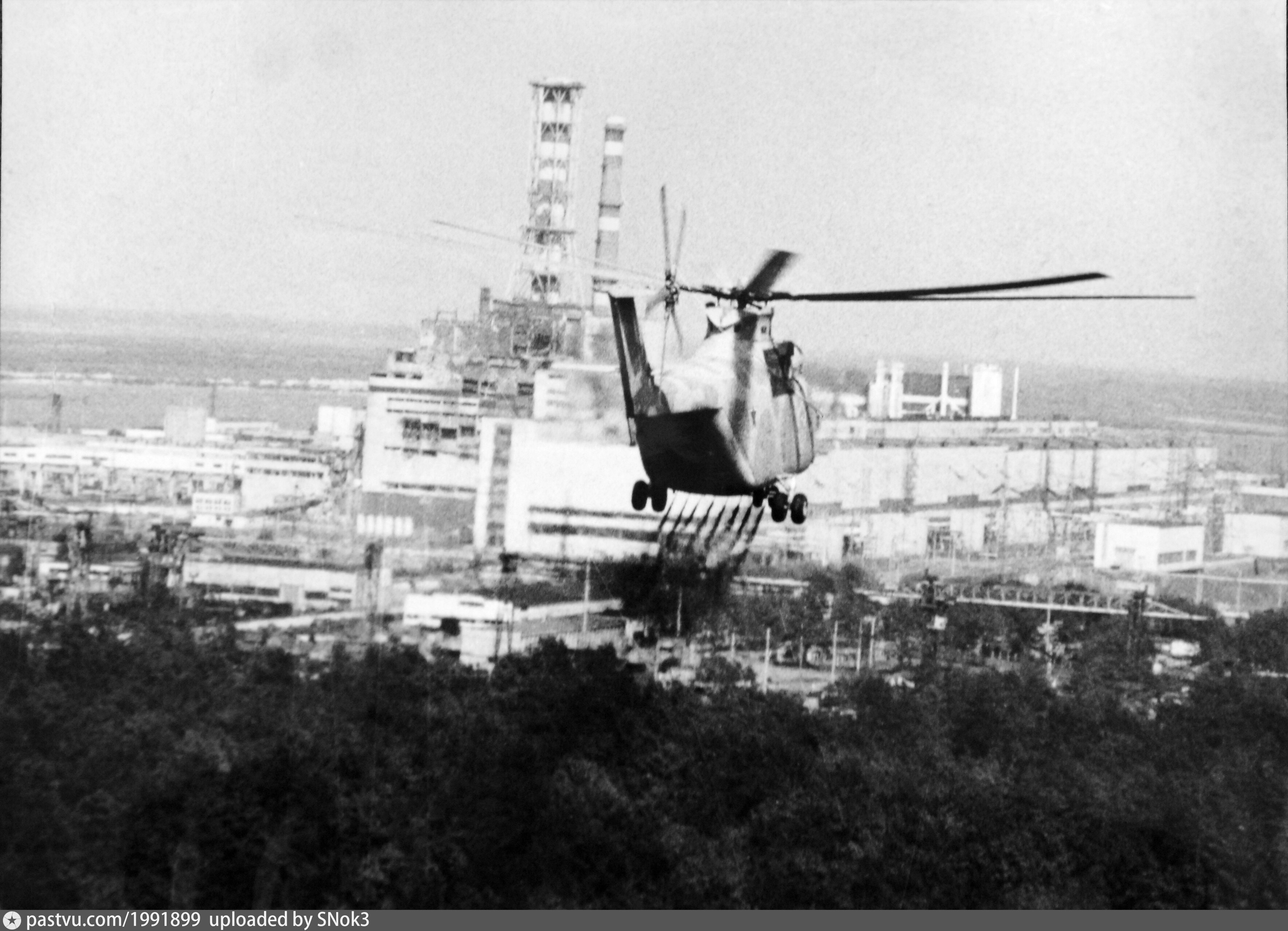 Ситуация на чернобыльской аэс. Саркофаг на чернобыльской аэс. Чернобыль 1986 ликвидаторы. Вертолеты на чернобыльской аэс 1986. 04.