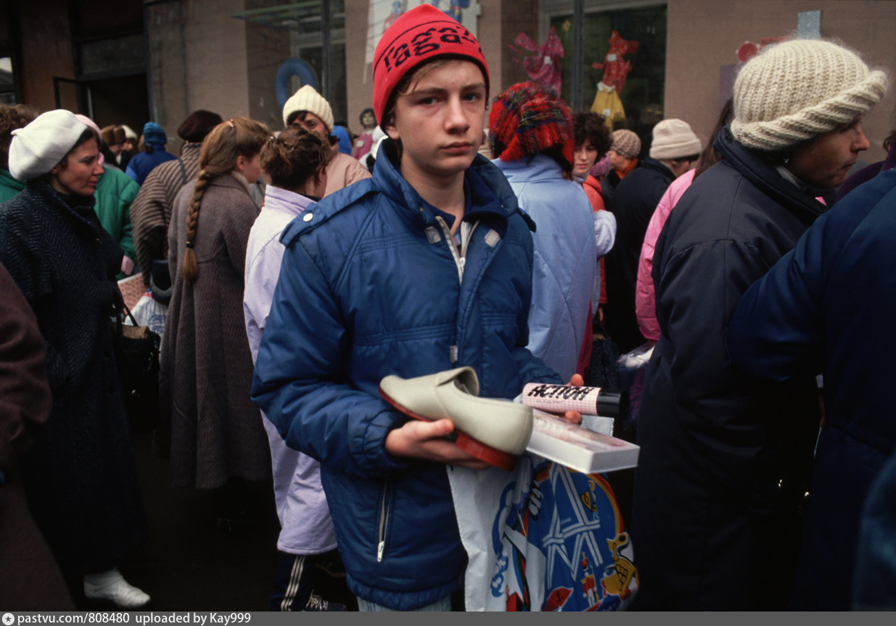 Фотографии 1992 года. Питер Тернли Москва 1990. Москва 1992 Россия. Рынок Питер 90е. Уличные торговцы в 90 годы.