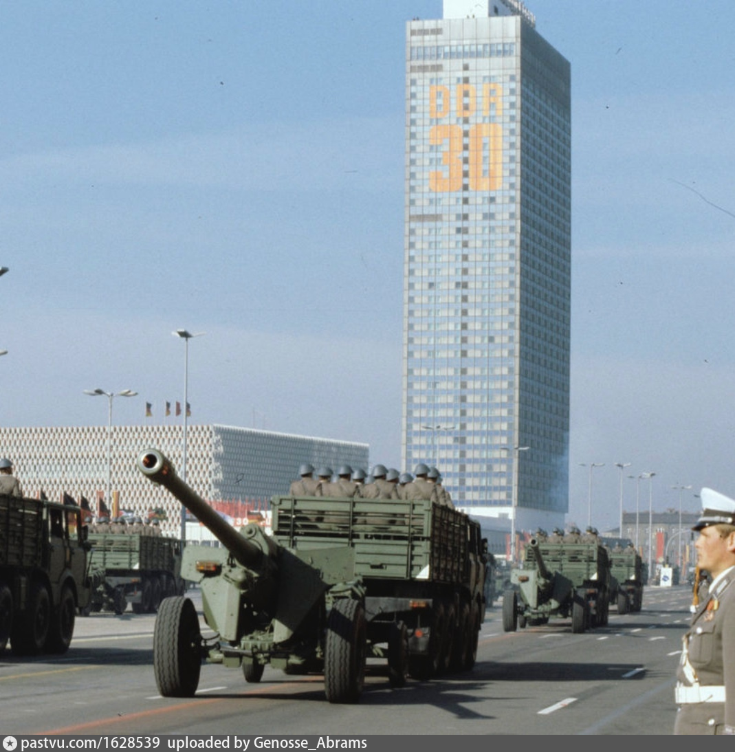 Вооруженные силы гдр. Парад военной техники Рязани. Военный парад в Восточном Берлине. 30 Летие ГДР парад. Фото празднования 30 летия основания ГДР.