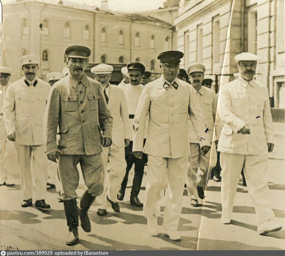 Фото сталина на параде победы 1945