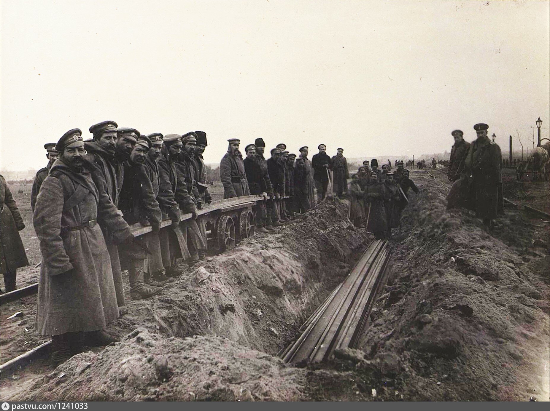 Иски к железной дороге. Железнодорожный батальон. Первый Железнодорожный батальон. Поезд 1915 года. 1915 Железнодорожная дорога.