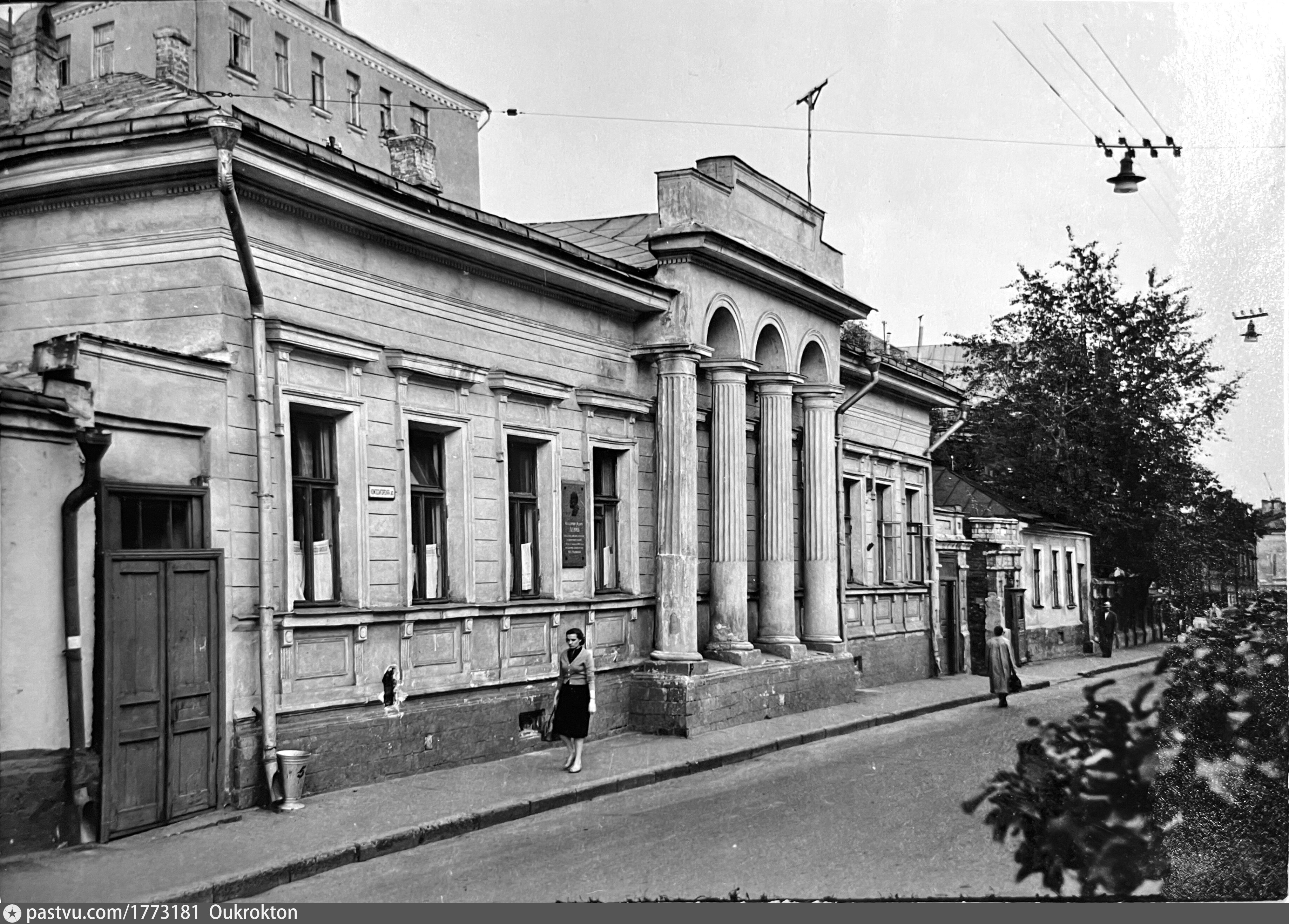 Борисоглебский переулок женская. Борисоглебский переулок 1900. Угол Борисоглебского переулка. Борисоглебский переулок Москва. Большая Молчановка.